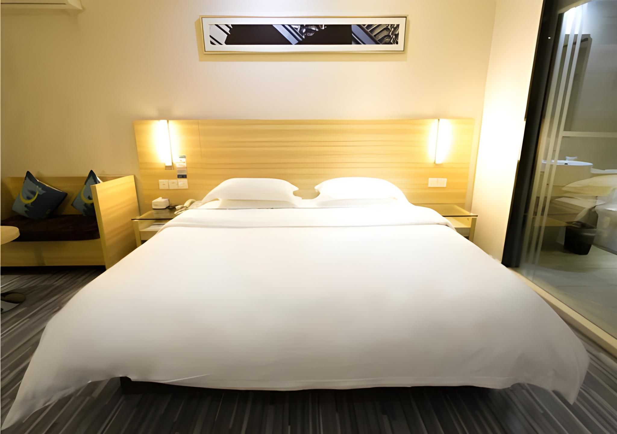 Business Queen Room