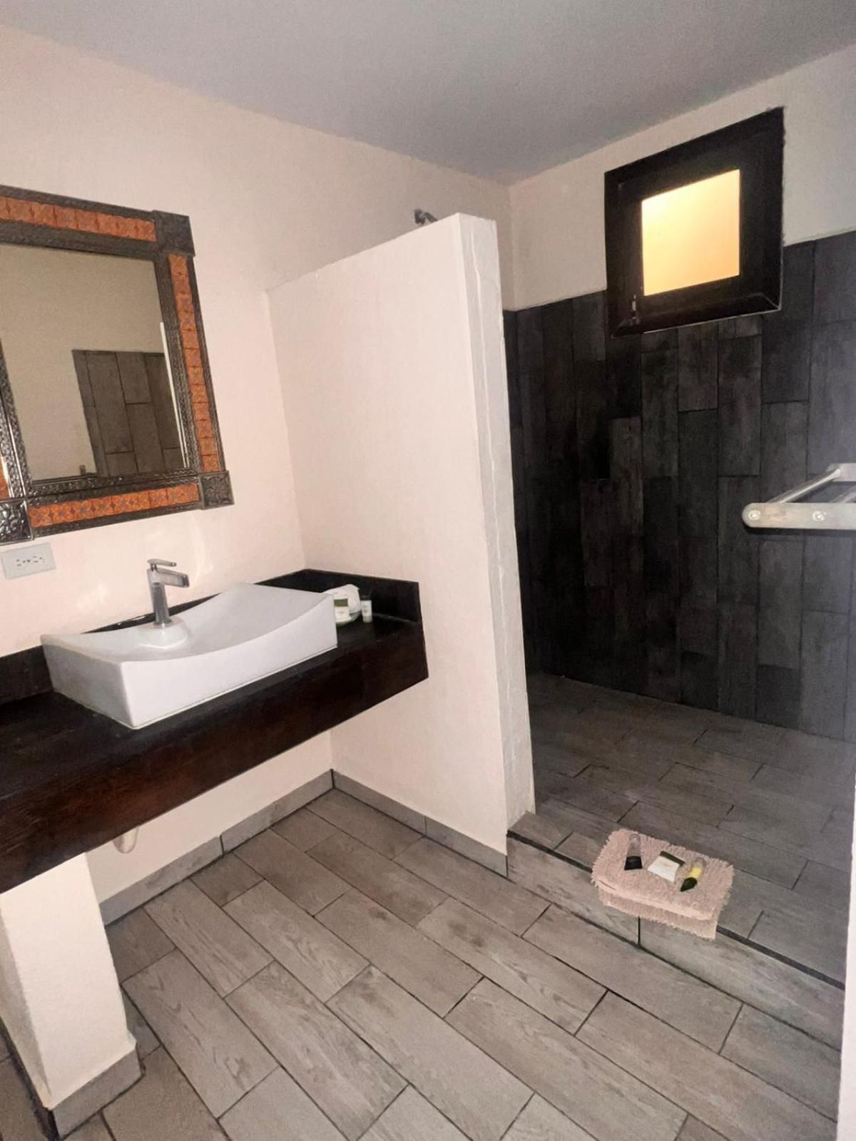 Lobby Queen bed with sofa bed