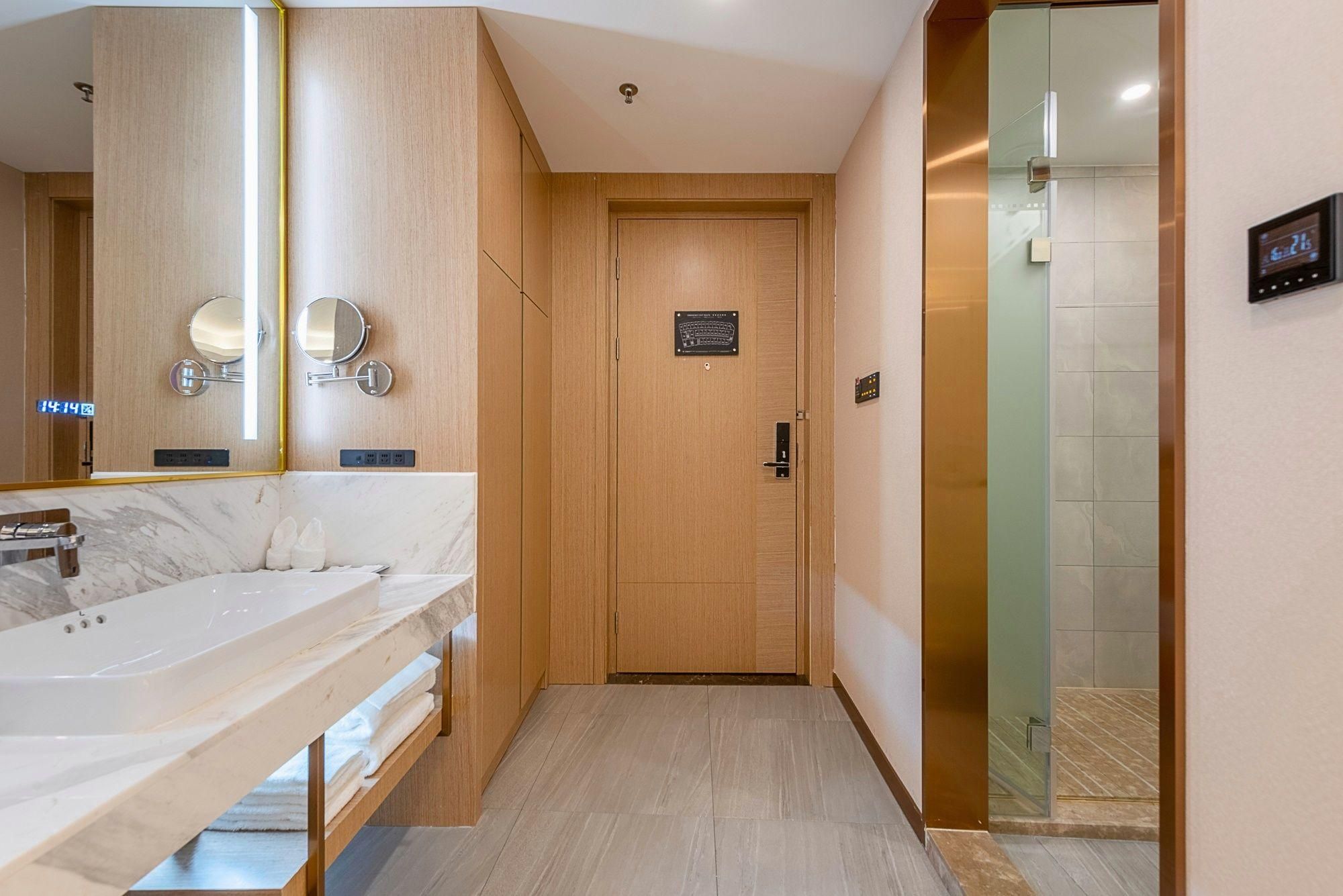 WH - Deluxe Room Twin