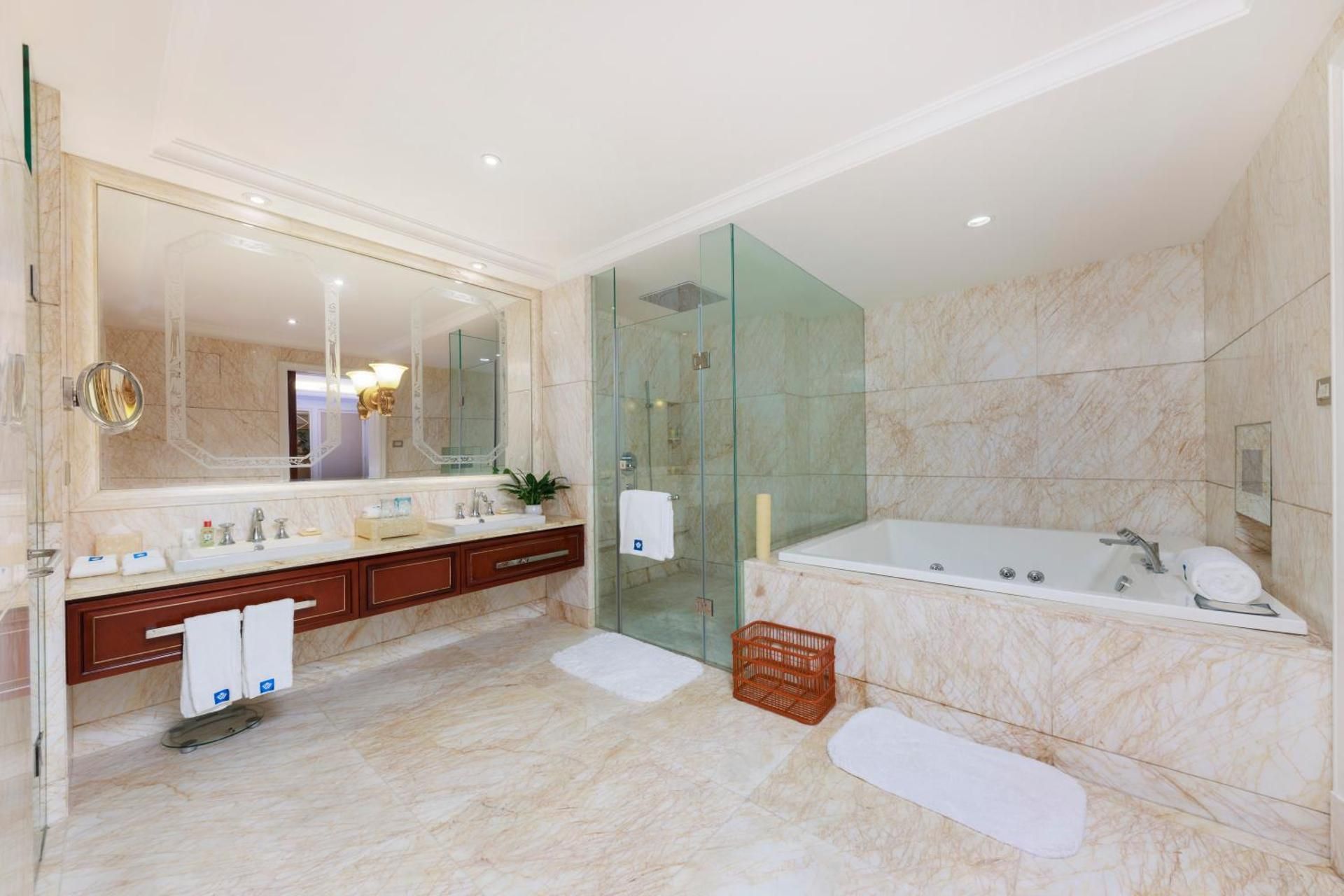 2 King Beds Grand Deluxe Suite Smoking