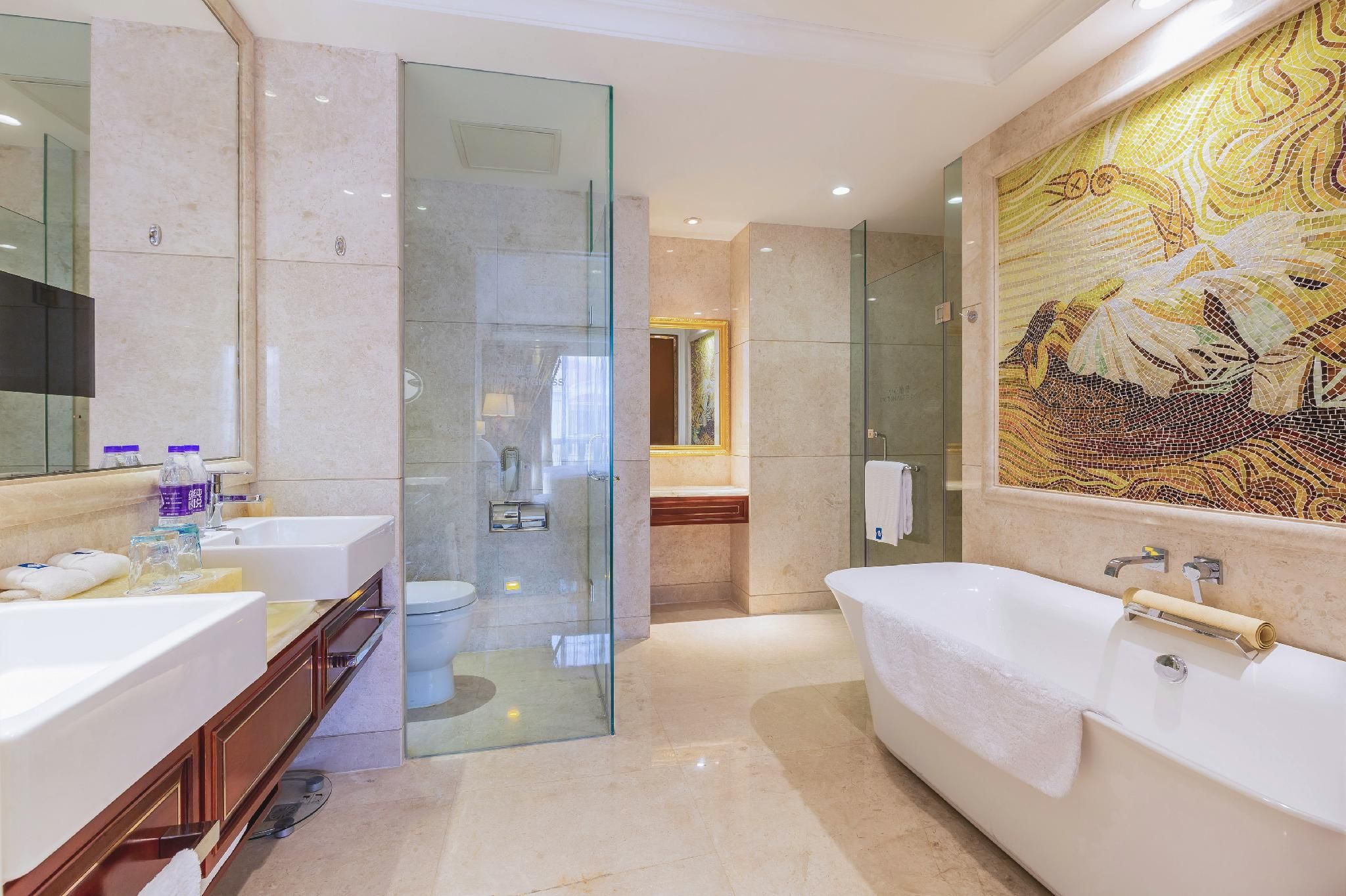 Deluxe King Suite Smoking