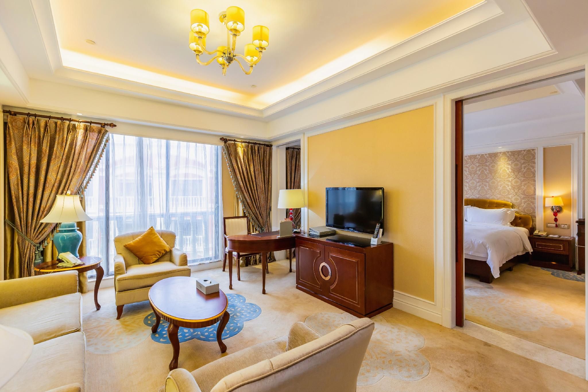 Deluxe King Suite Smoking