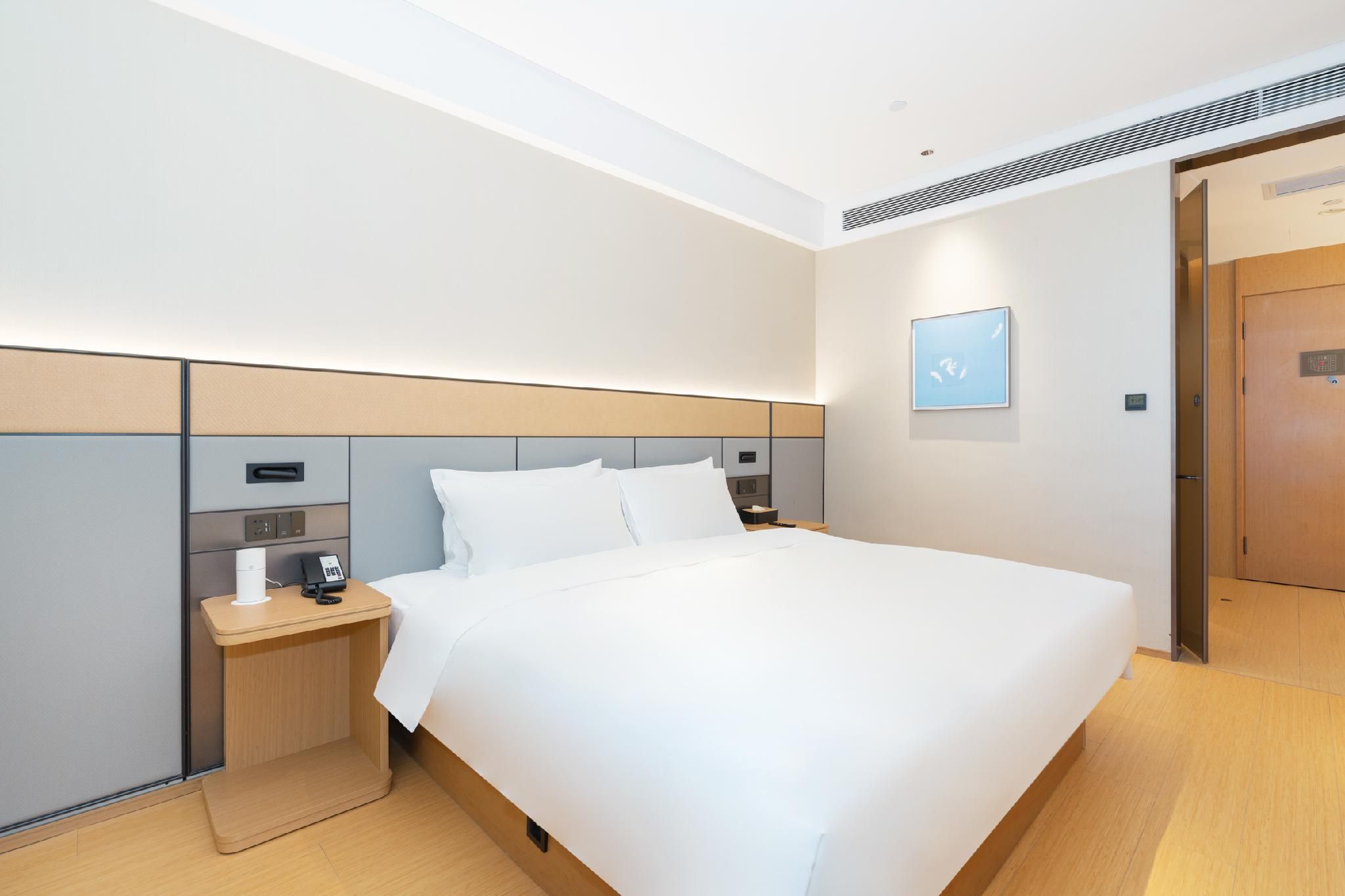 Huazhu - Room With Bed
