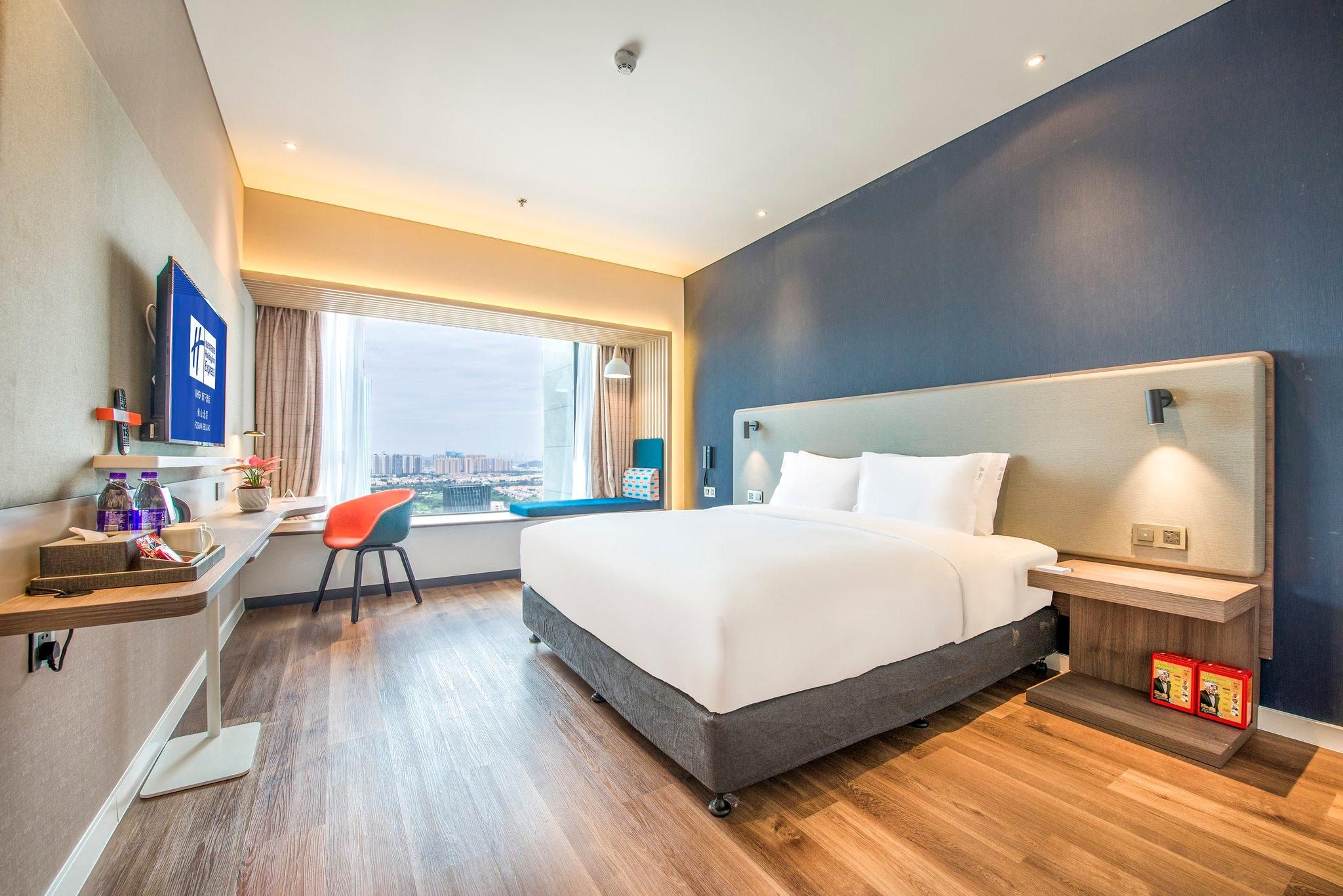 1 King Standard Extra Floor Space