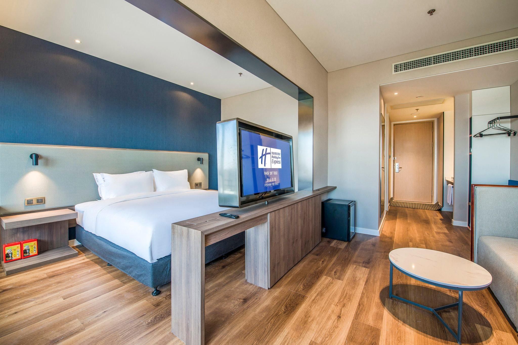 1 King Standard Extra Floor Space Minibar
