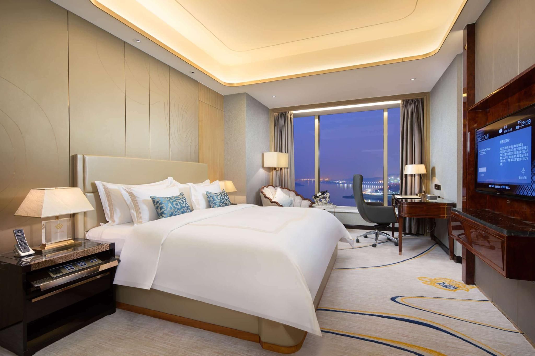 1 King Bed, Deluxe Suite, Smoking