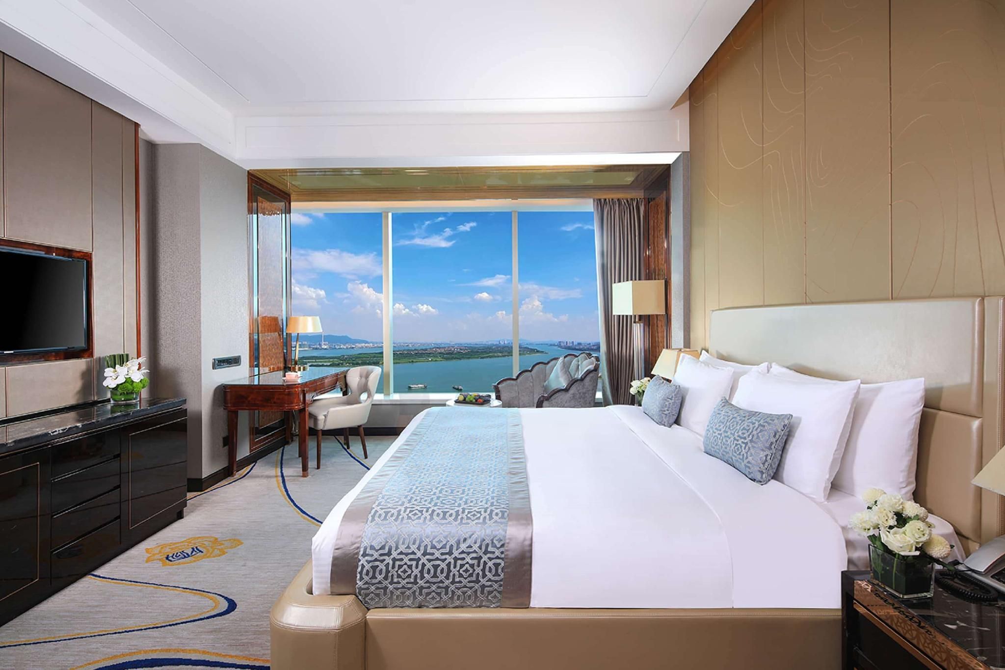 1 King Bed, Premium, Smoking