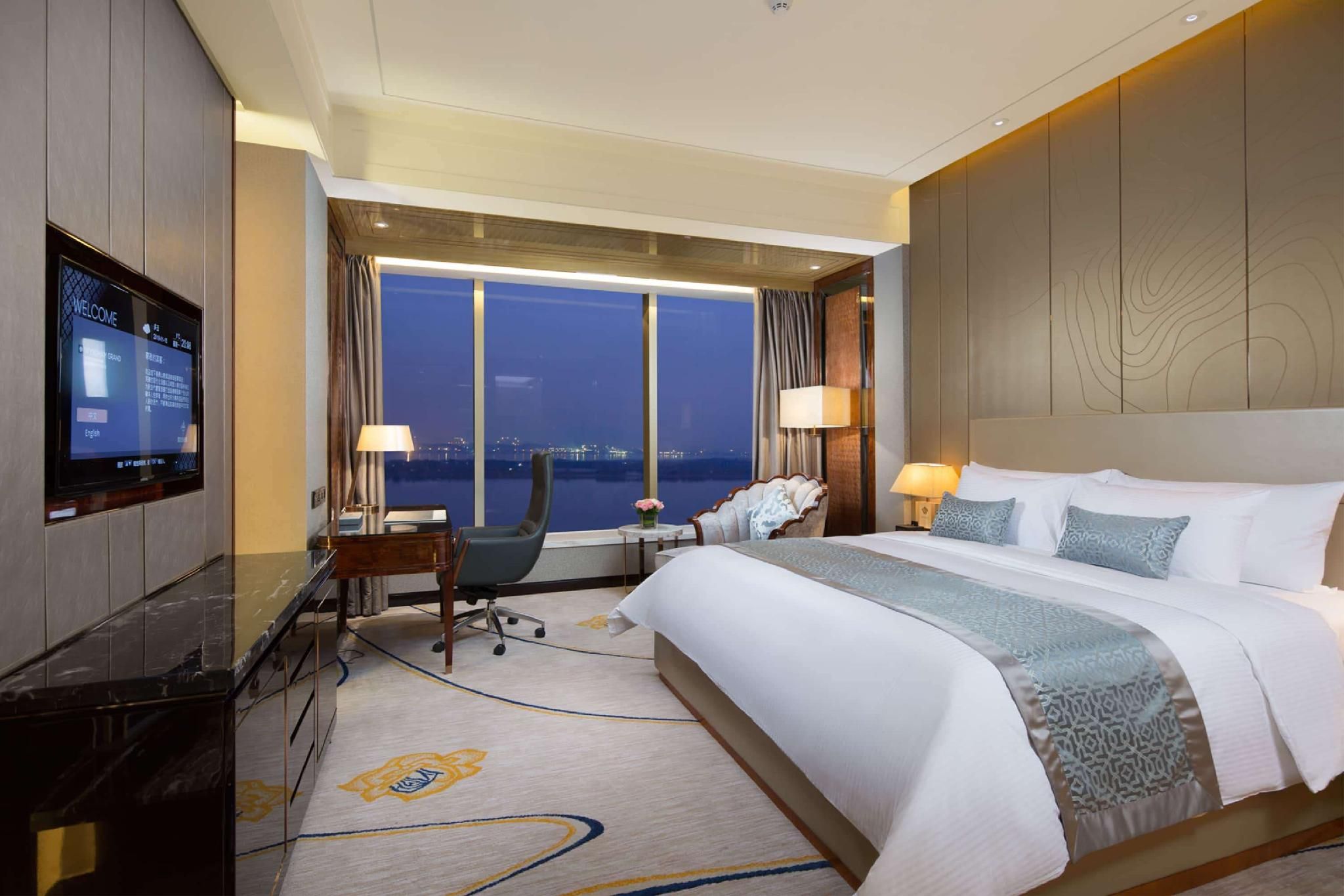 1 King Bed Deluxe Smoking