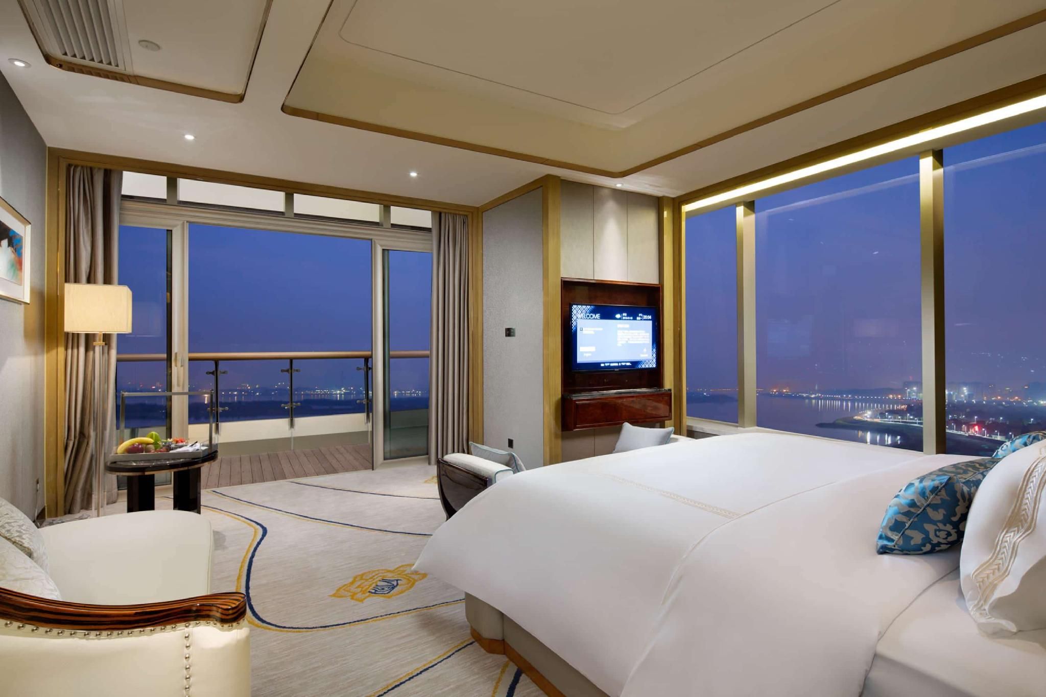 1 King Bed, Executive Suite, Smoking
