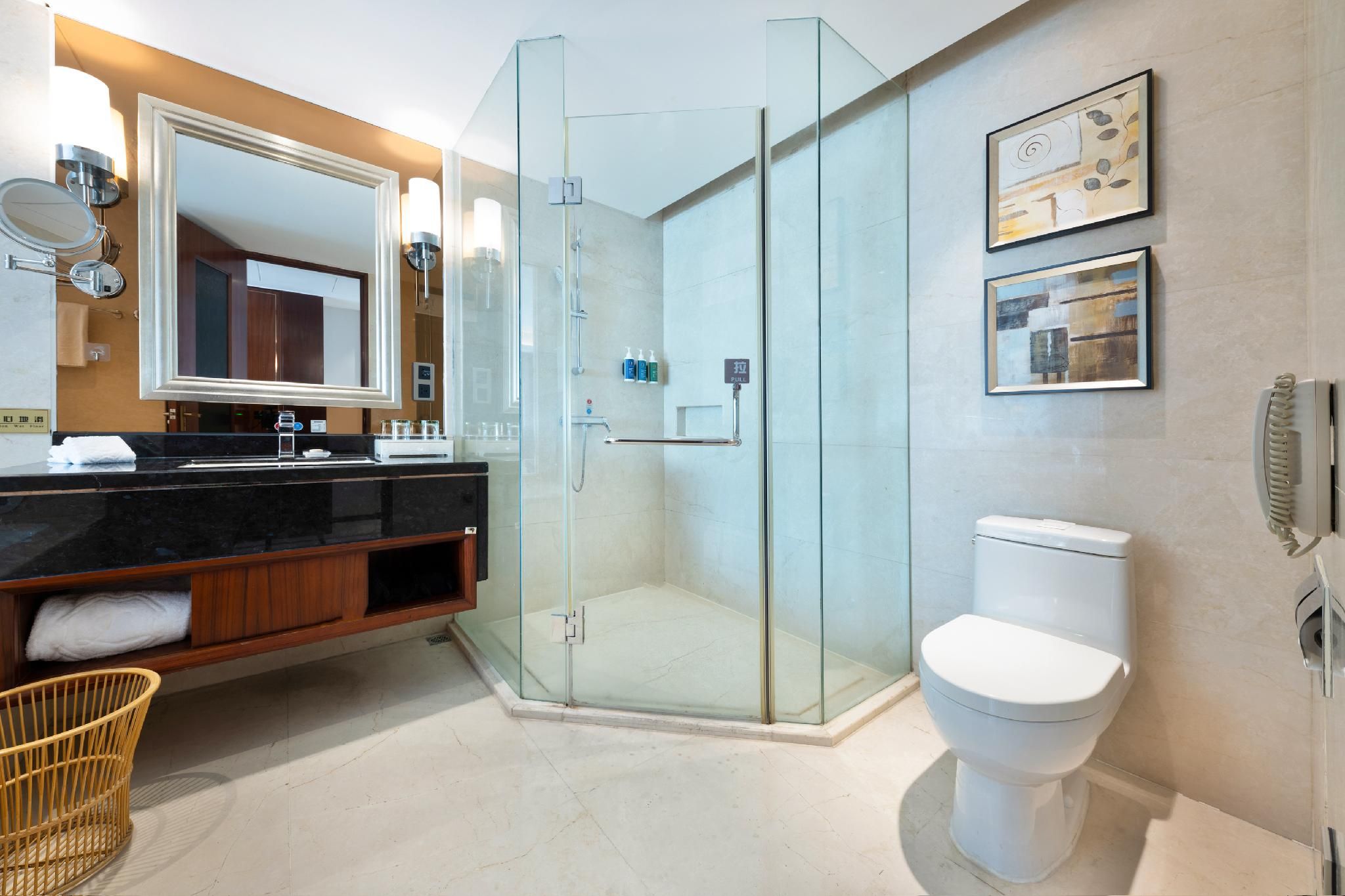 Queen Room - Accessible