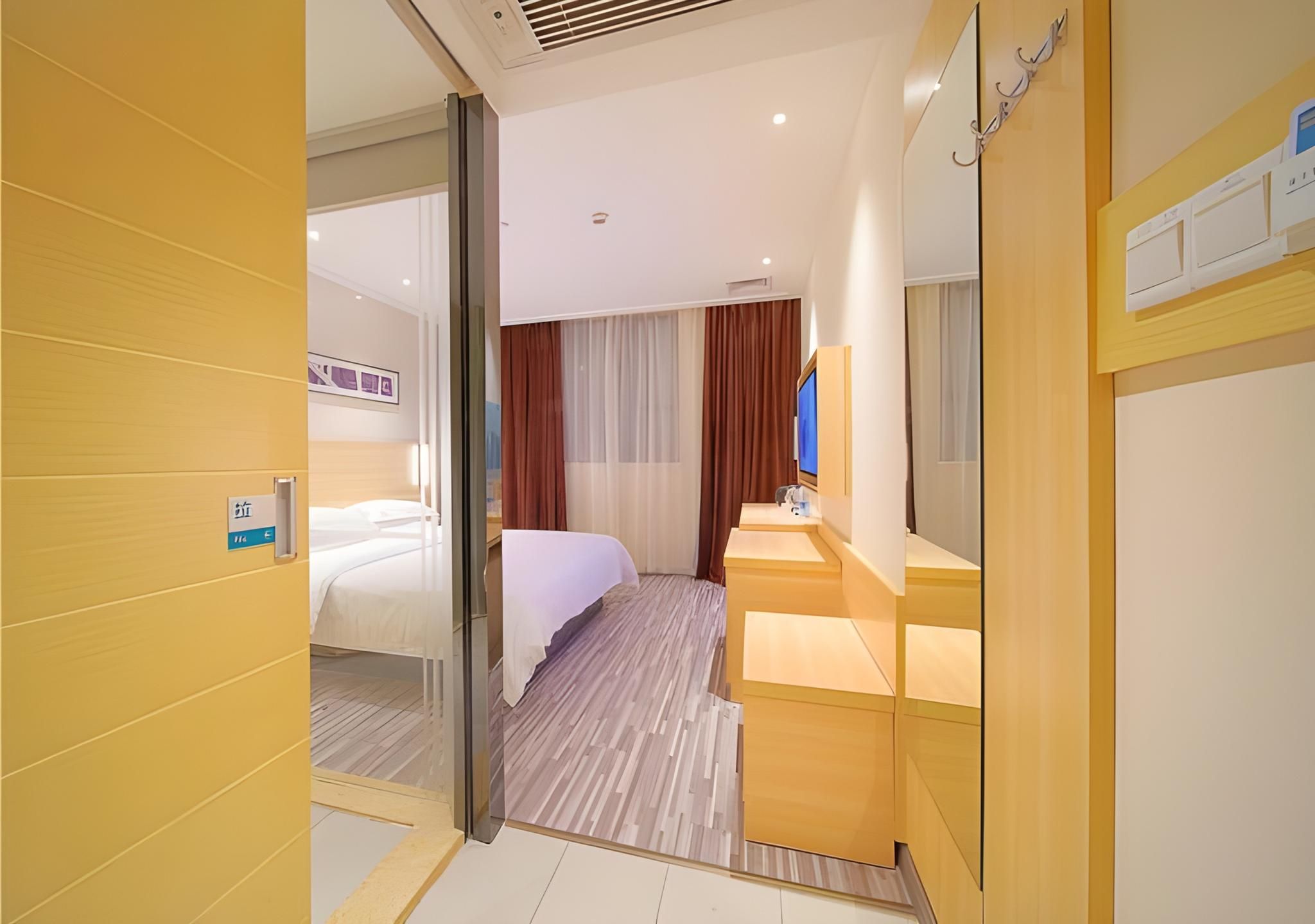 Stand Queen Room