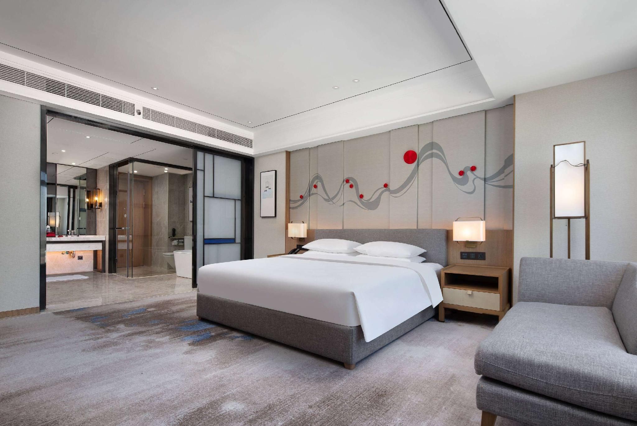 1 King Bed Suite City View Non-Smoking