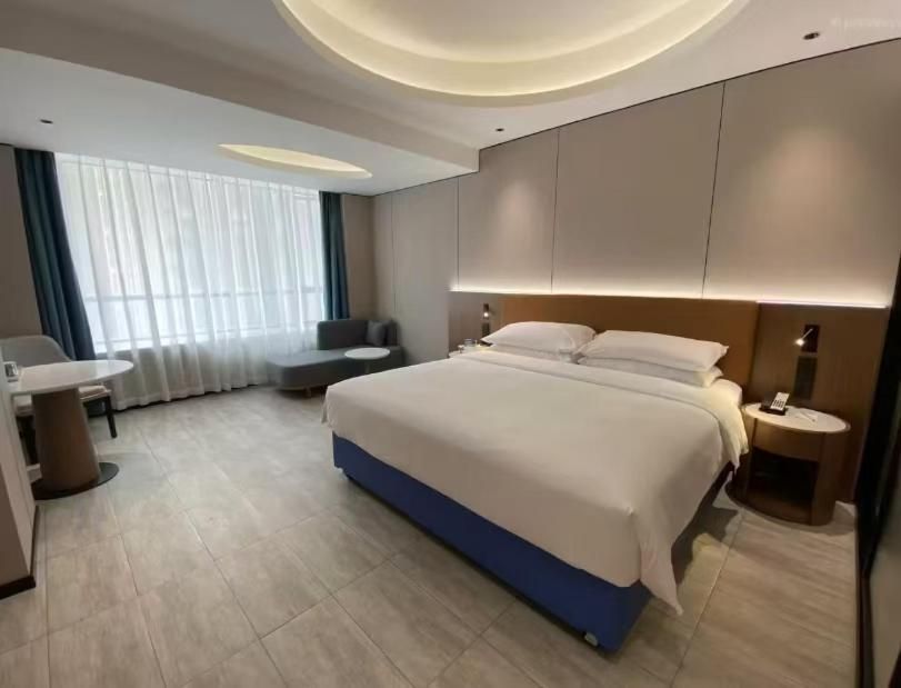 Smart Queen Room