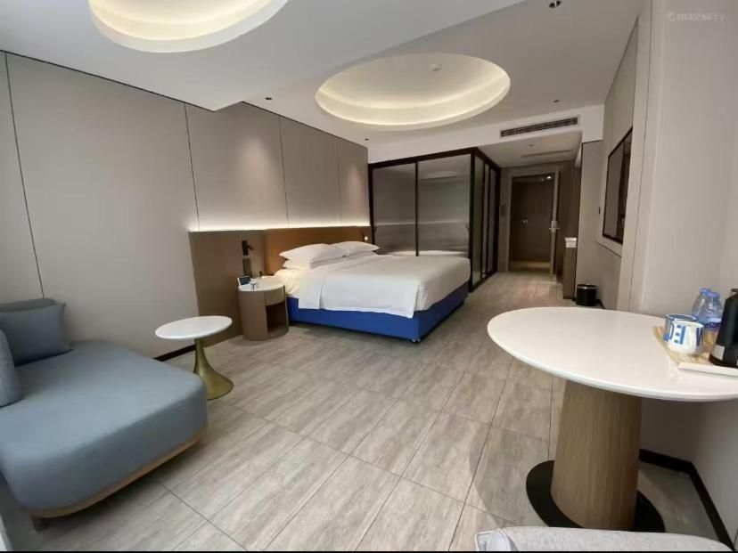 Smart Queen Room