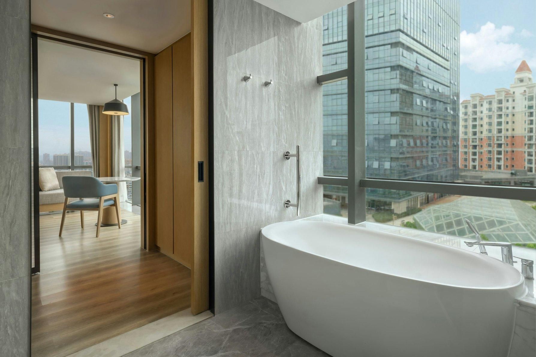 Deluxe Suite, 1 Bedroom Deluxe Suite, 1 King, City view