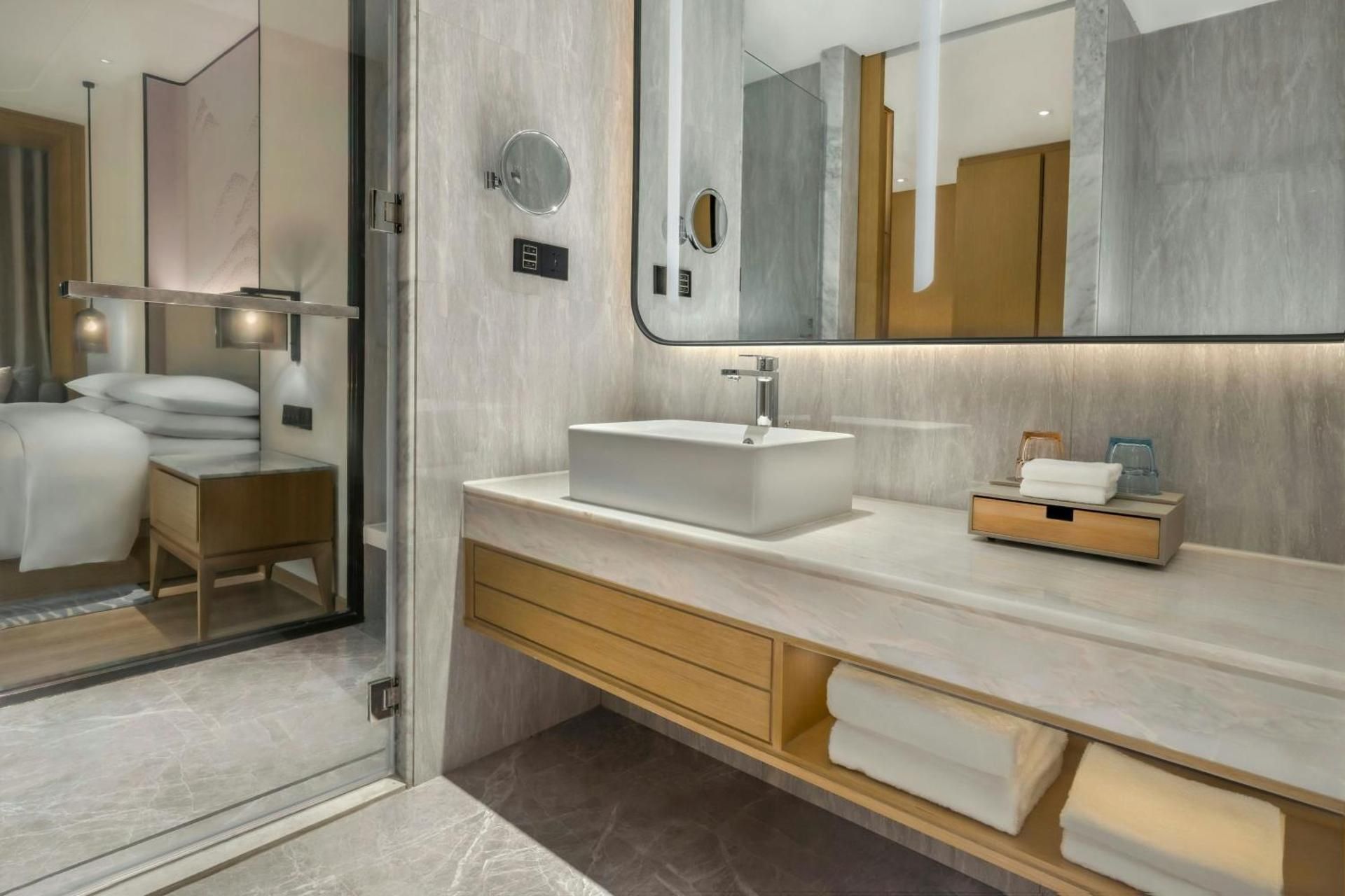 Deluxe Double Room with Two Double Beds and City View	