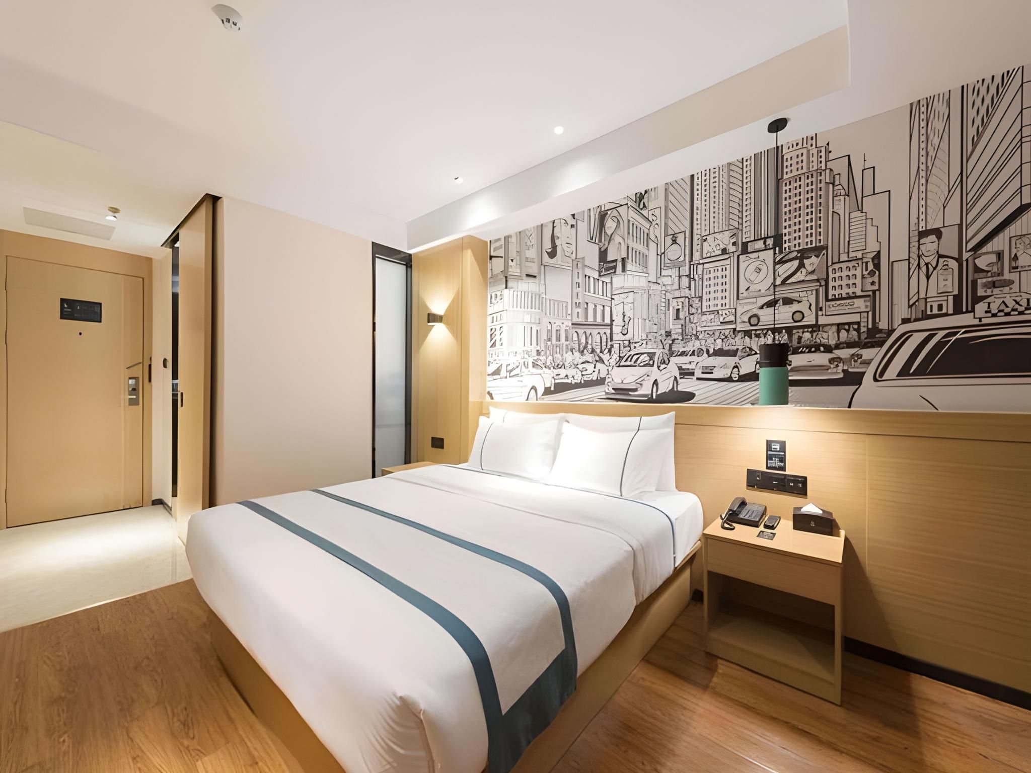Stand Queen Room