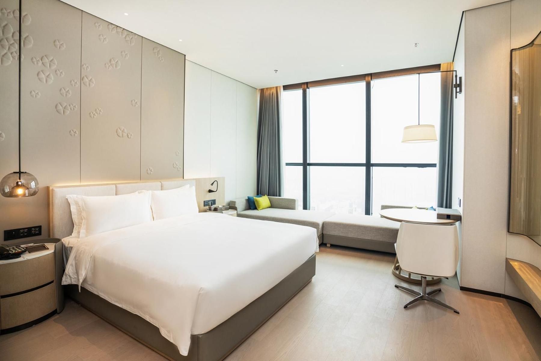 1 King Bed, Deluxe Room, Lake View, Non-Smoking