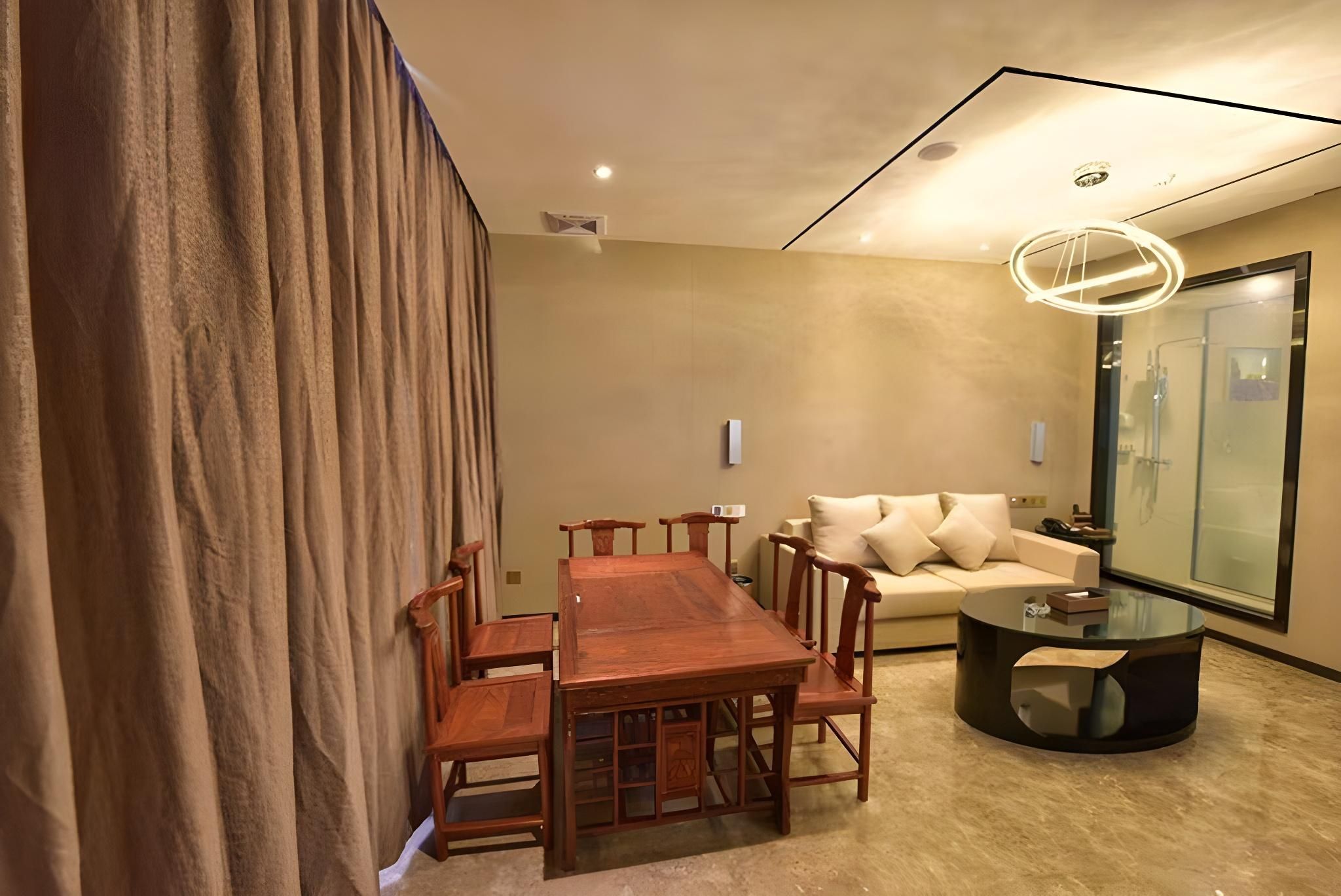 1 Queen Bed Business Suite