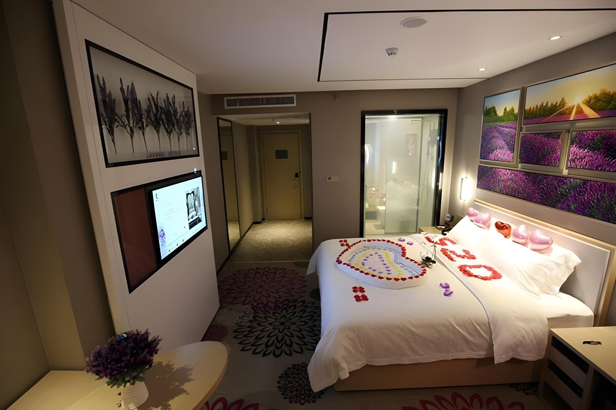 1 Queen Bed Room