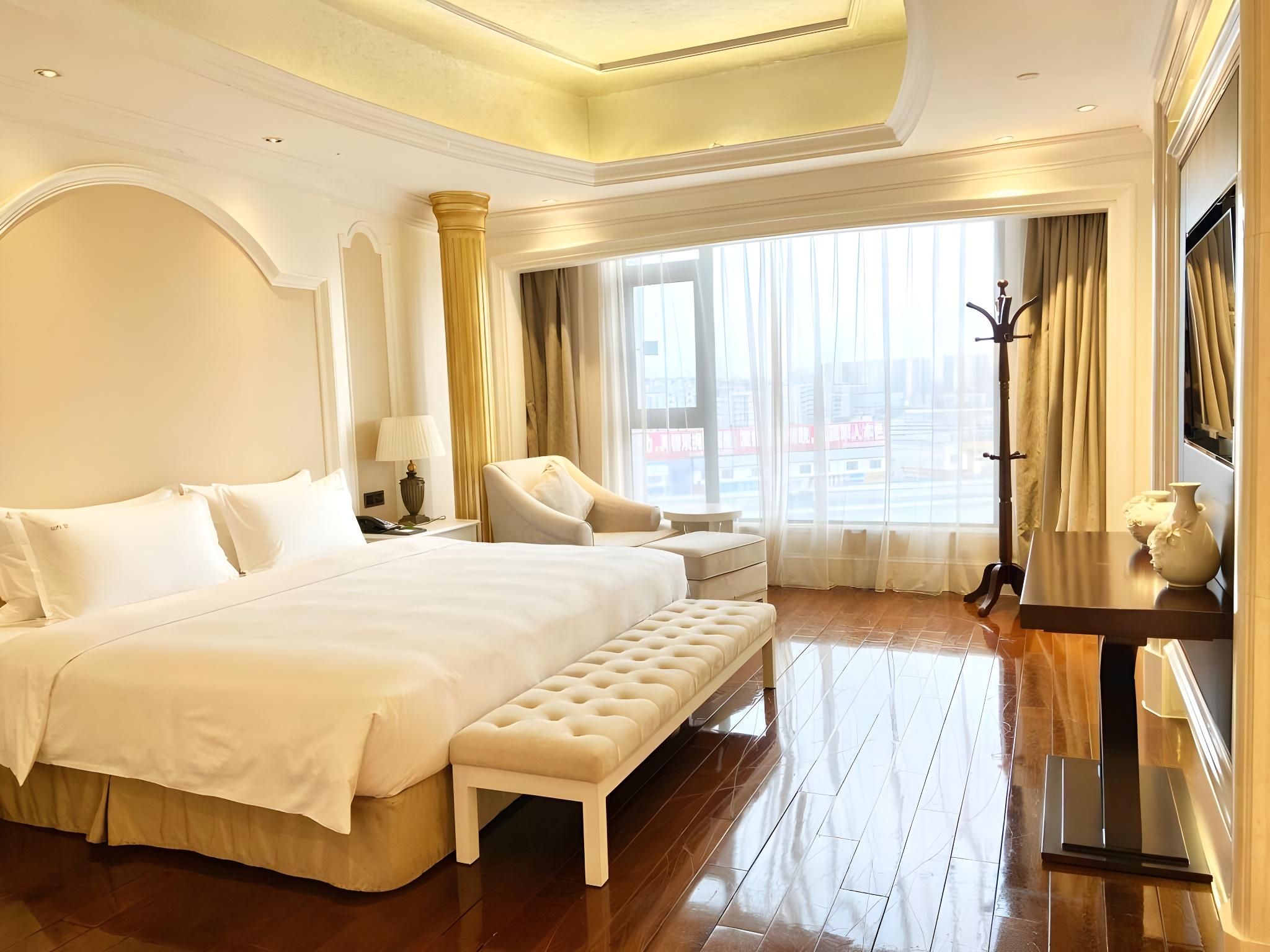 1 King 1 Bedroom Suite Living Dining Meeting