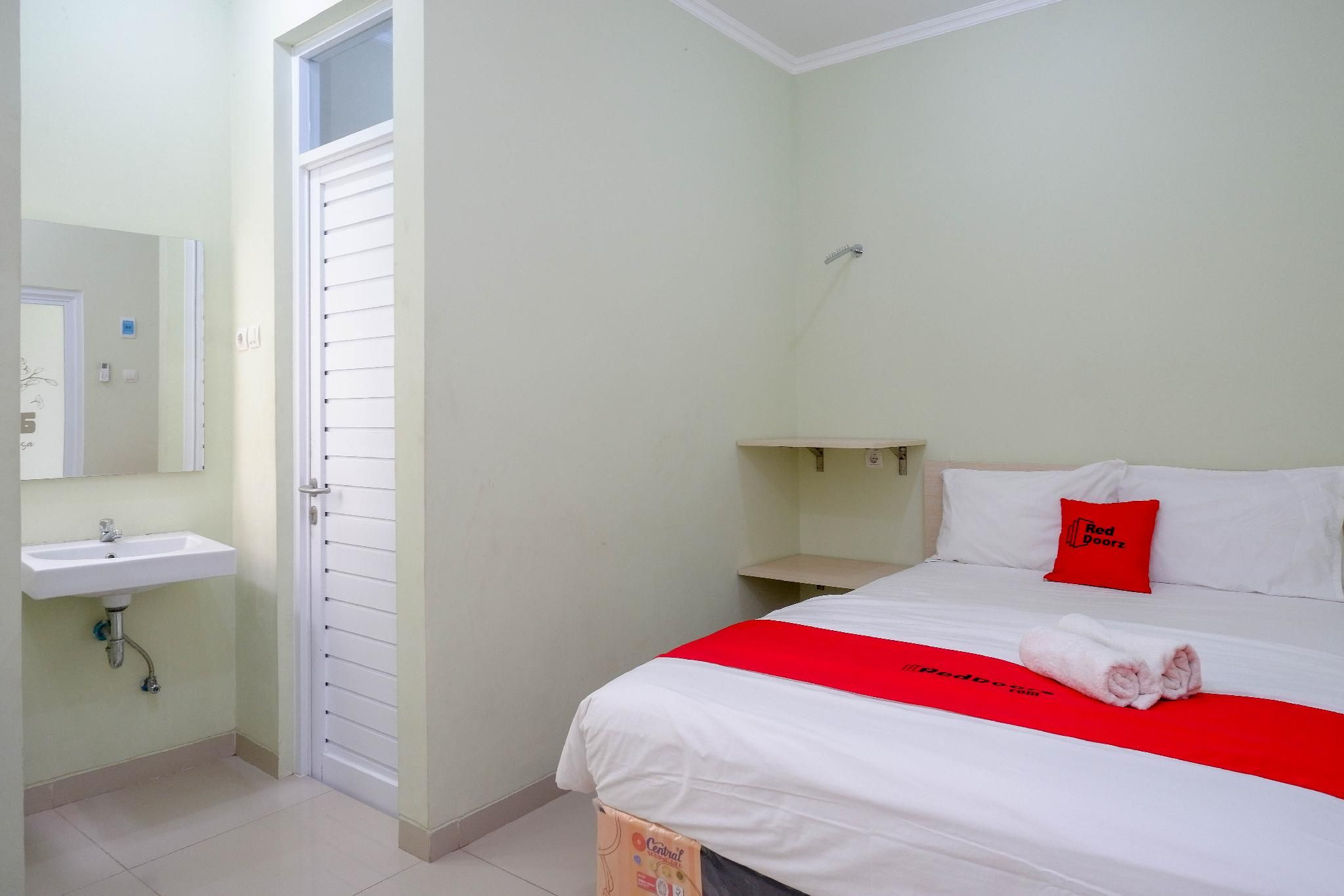 RedDoorz Room