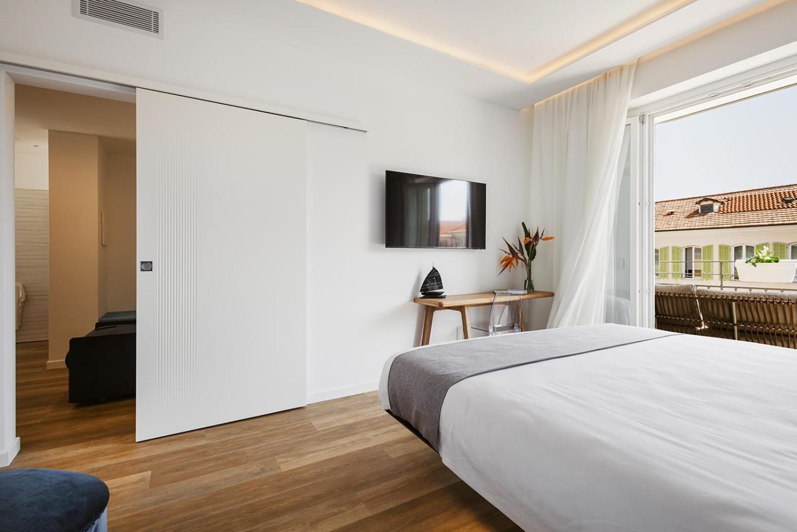 Superior One-Bedroom Apartment with Balcony