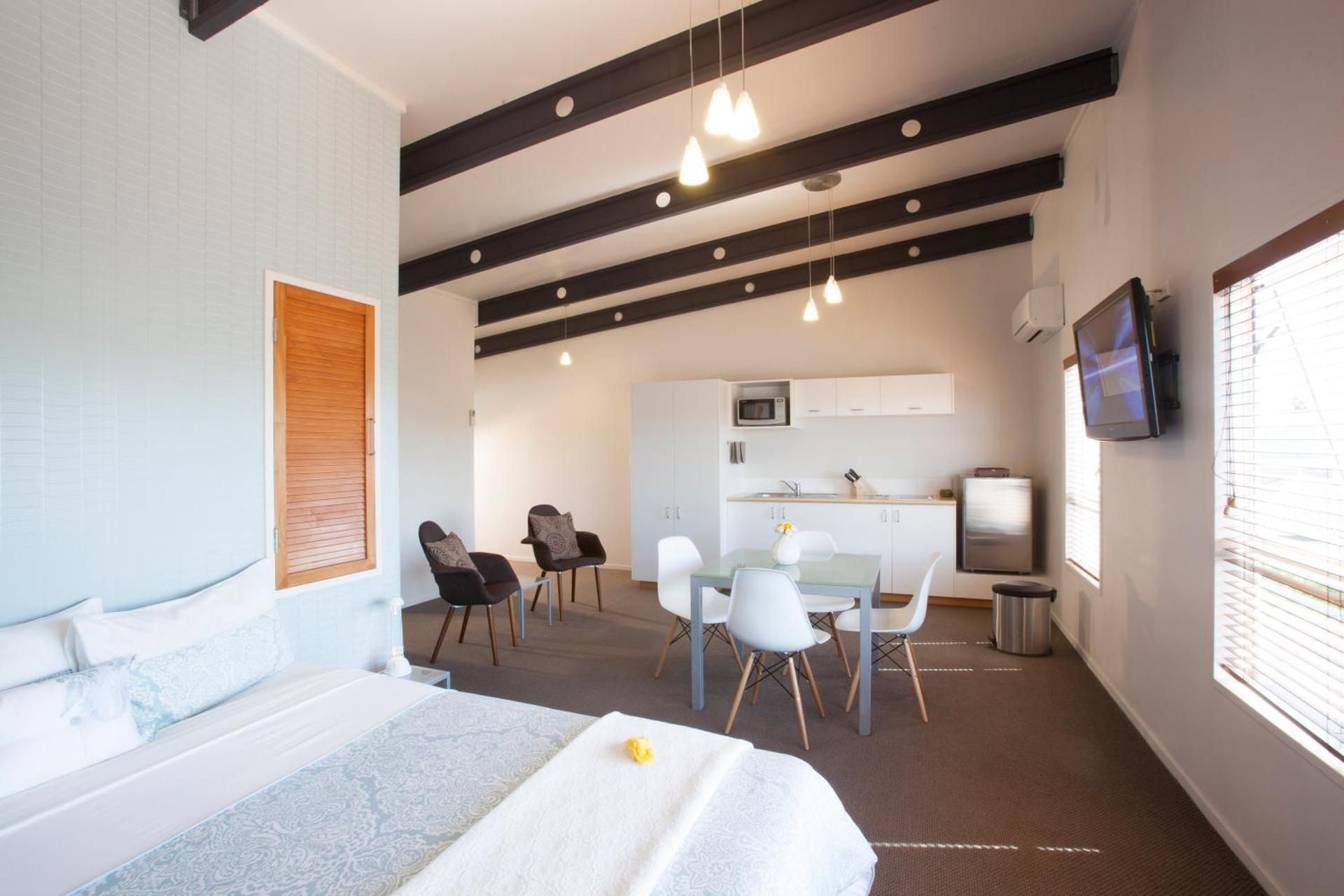 Deluxe One-Bedroom Apartment