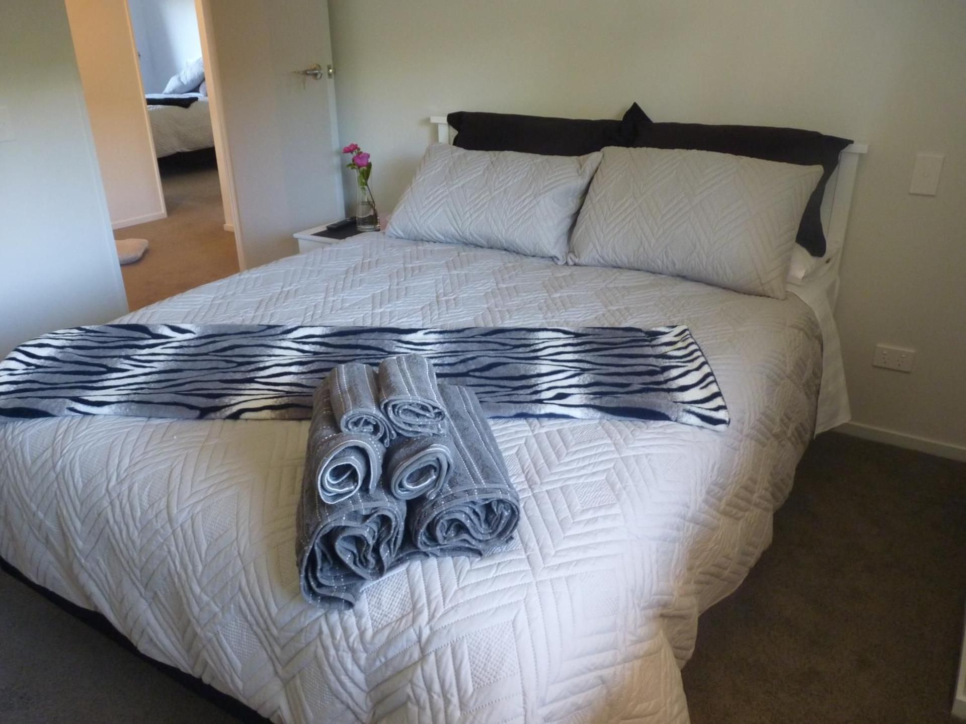 Queen Room with Private External Bathroom 