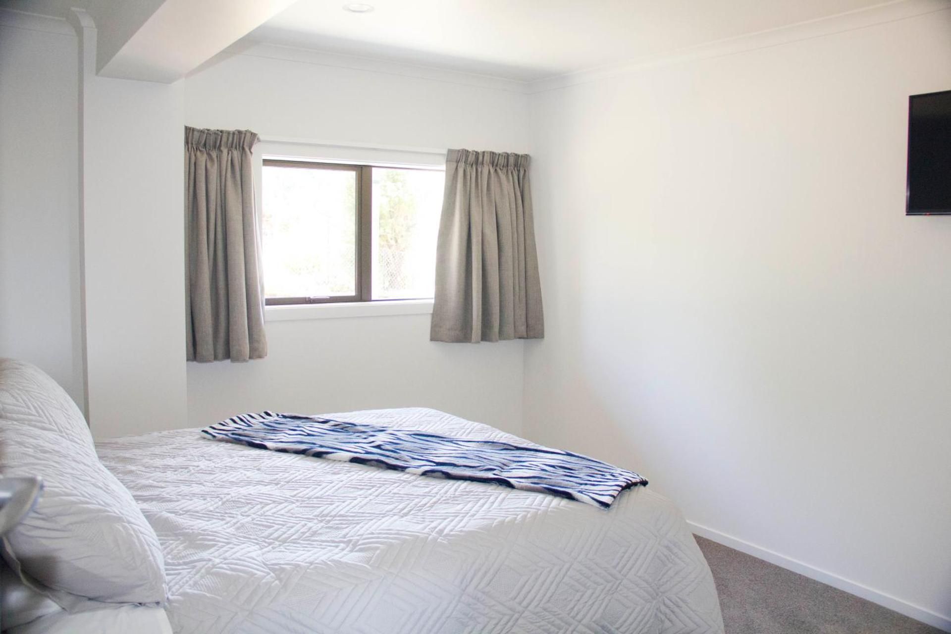 Queen Room with Private External Bathroom 