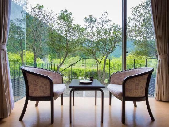 Japanese Modern Twin Room with Private Dog Park