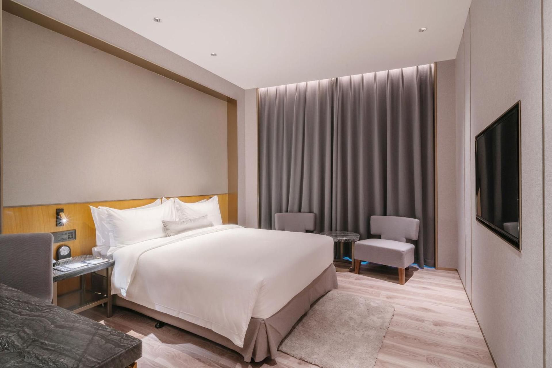 THE LUZERNE Urban Superior King Room 2