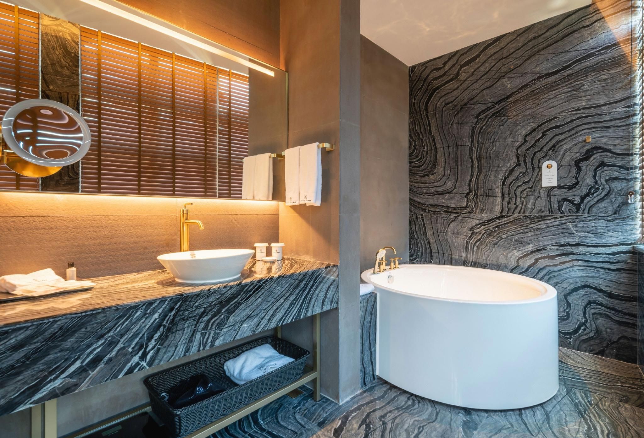 THE LUZERNE Standard Double Room 3