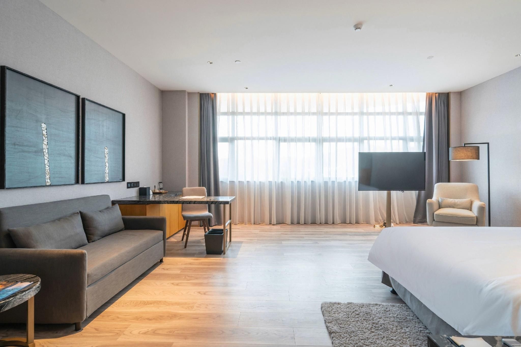 THE LUZERNE Standard Double Room 2