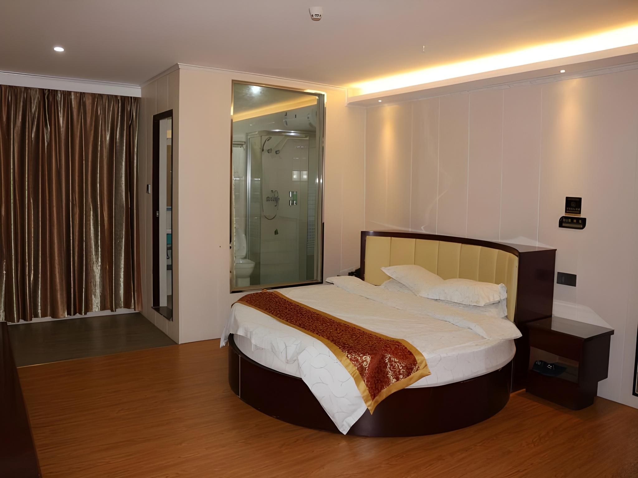 Feature Queen Room - Round Bed