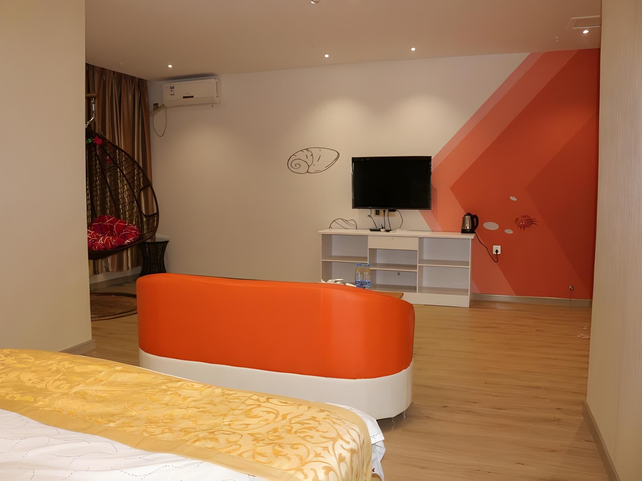Feature Queen Room - Round Bed