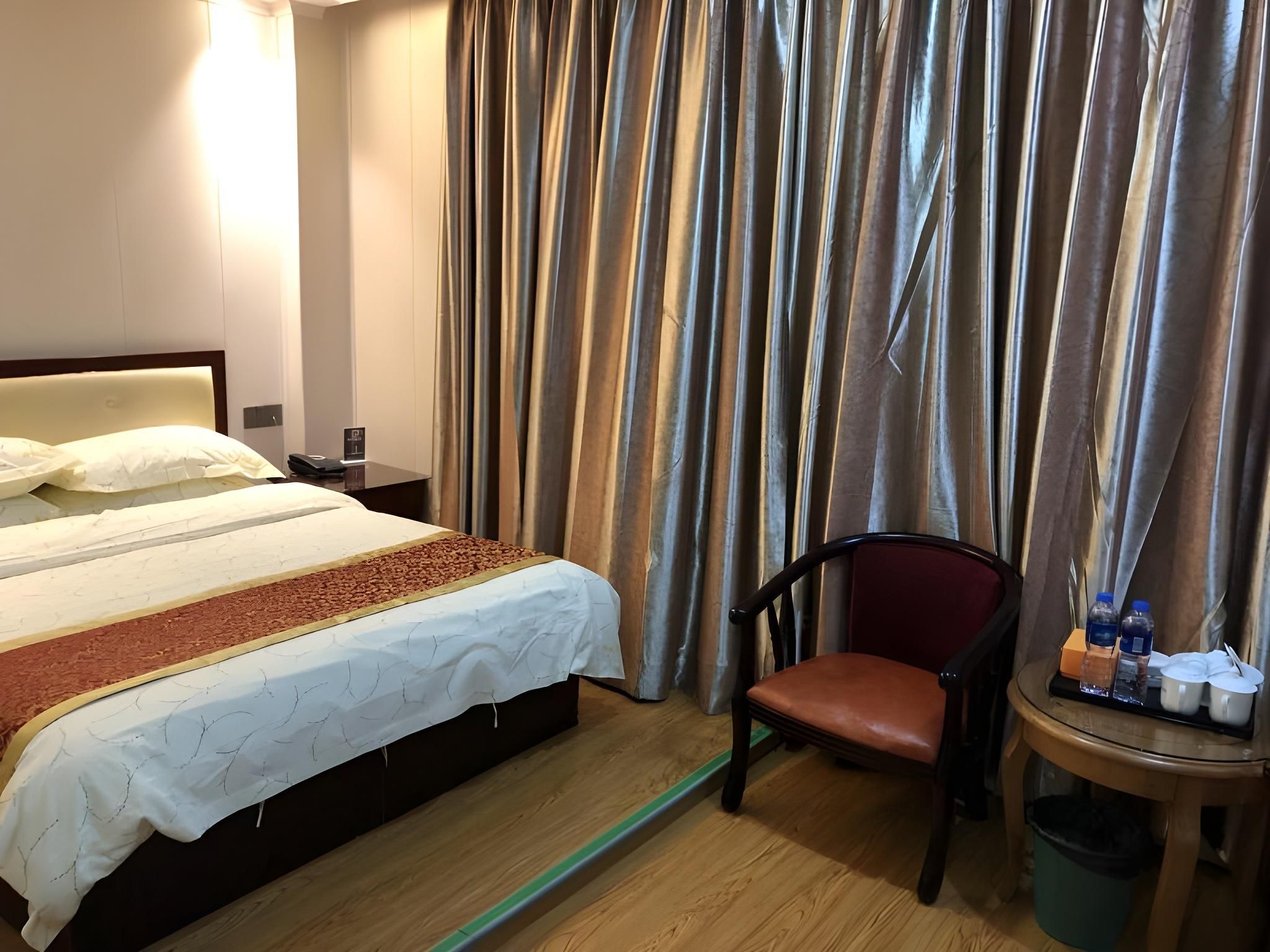 Business Queen Room