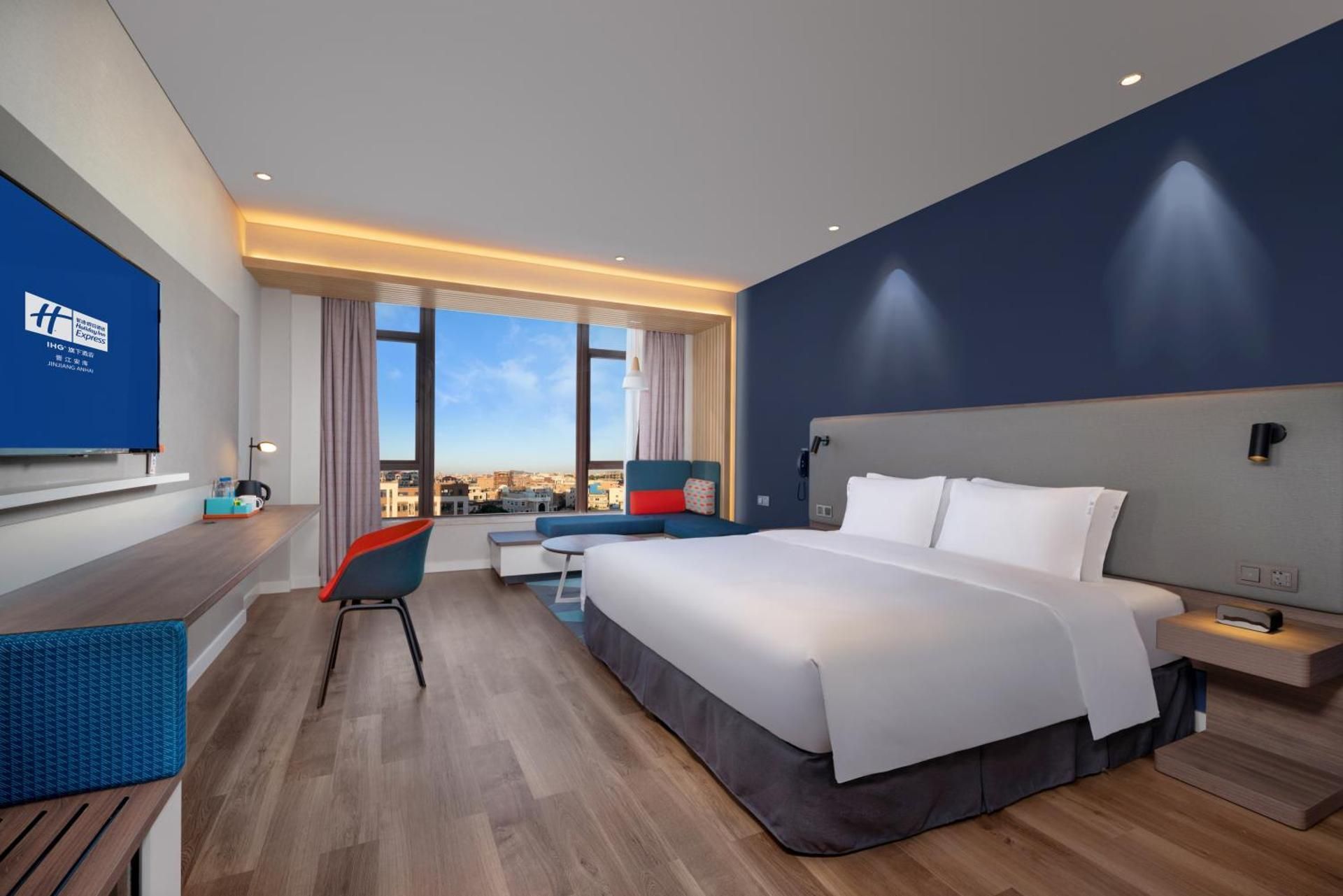 1 King Bed Standard Accessible