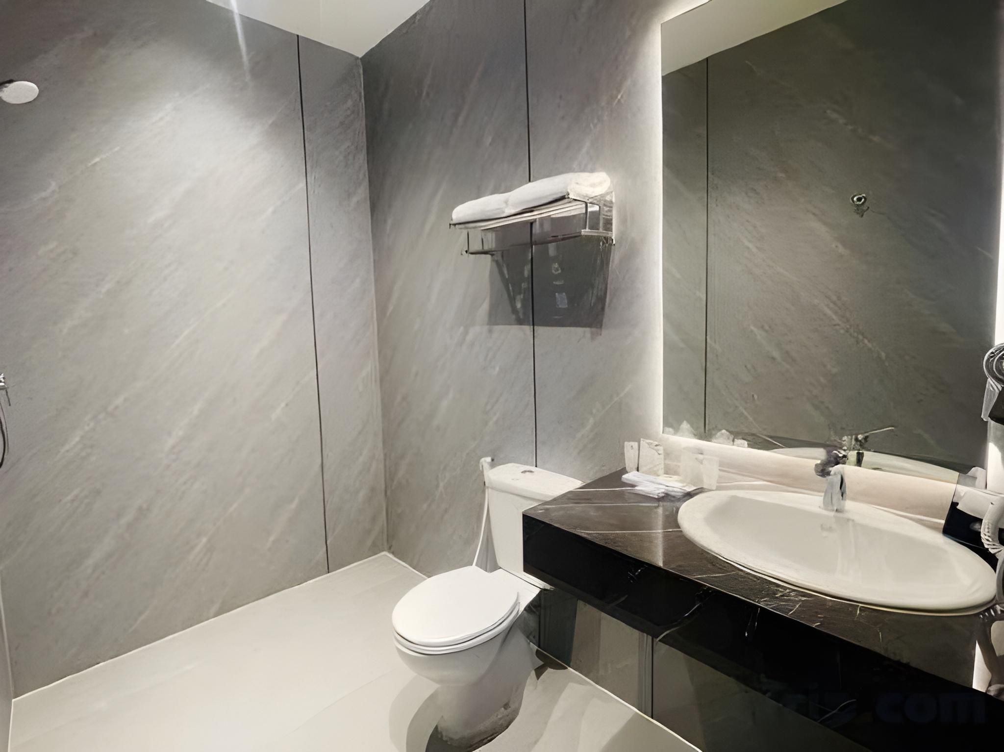 New Hollywood Hotel Deluxe Twin Room 2