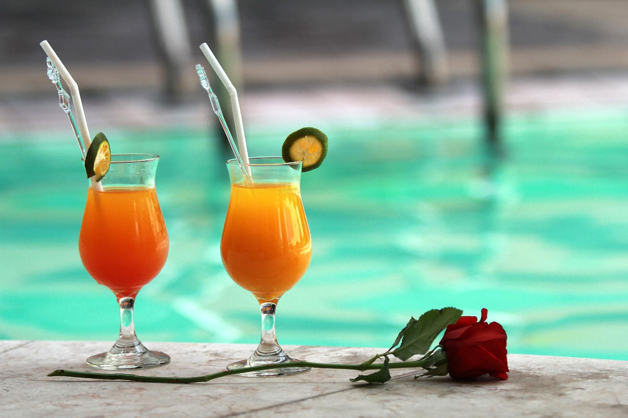 swimming pool [outdoor]