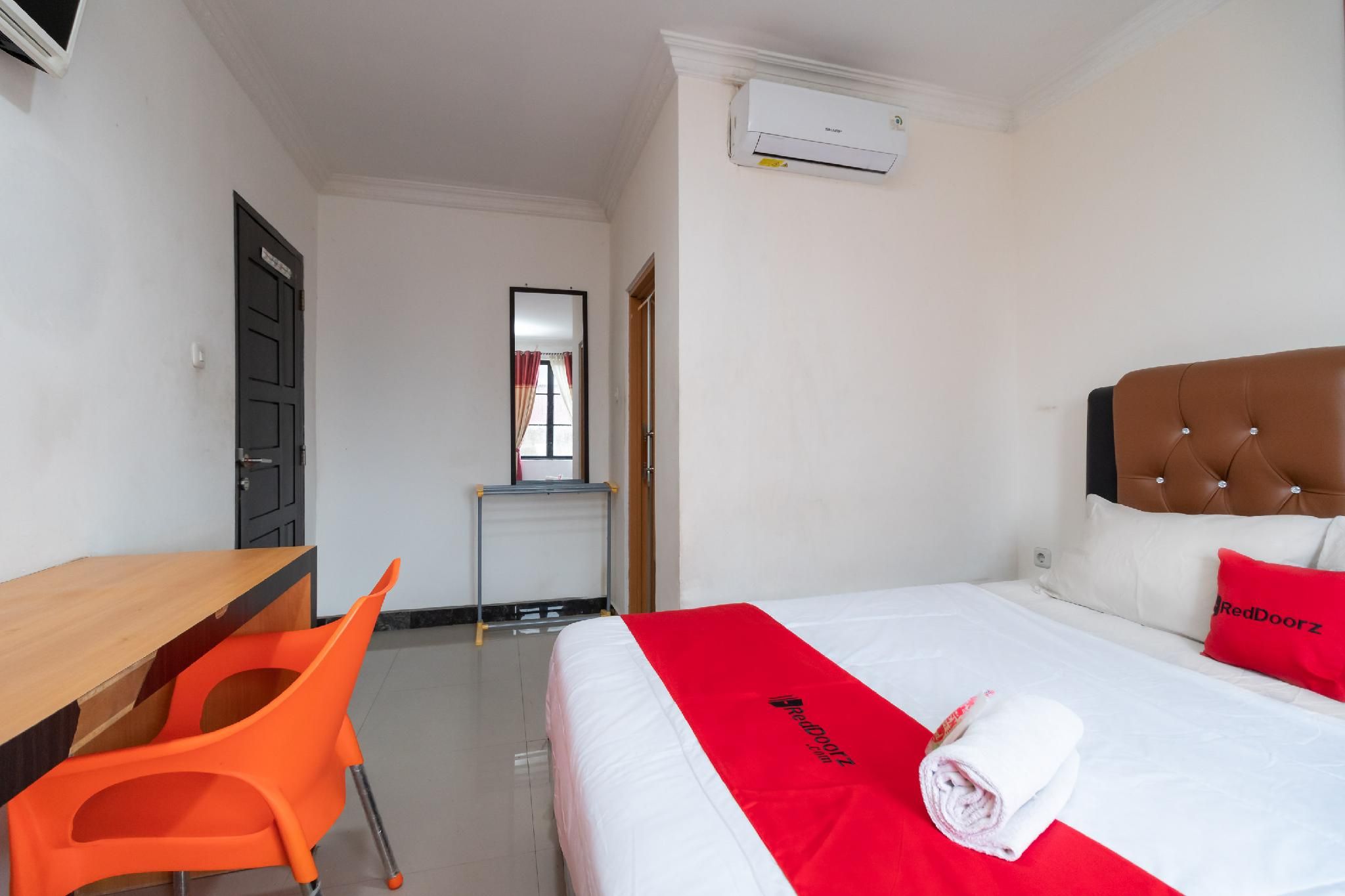 RedDoorz Room