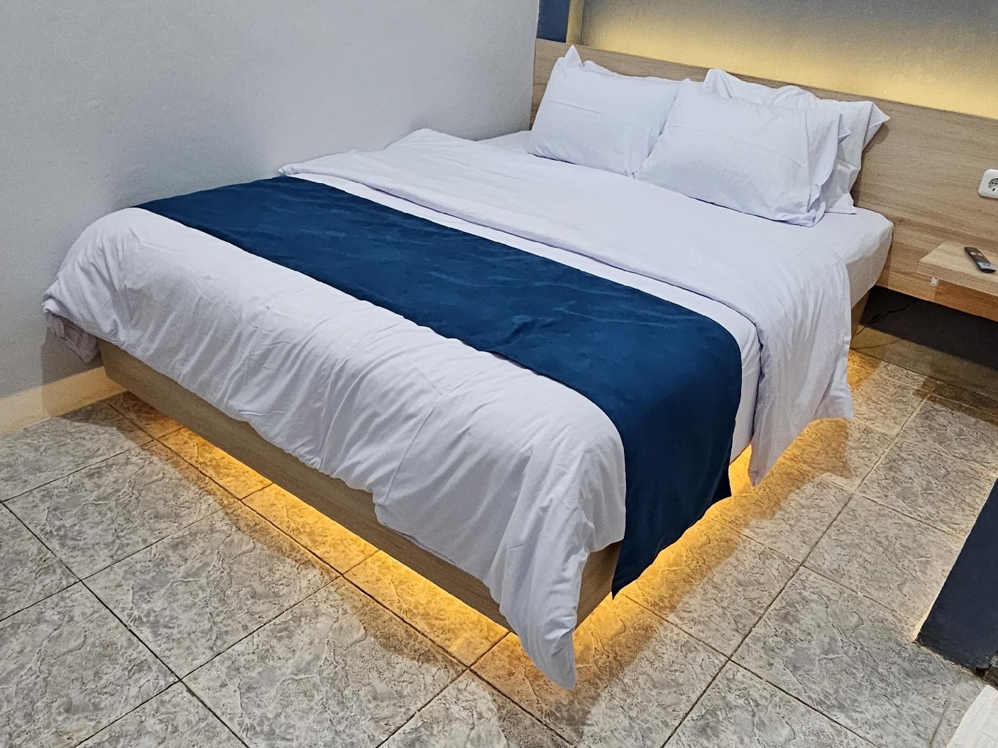 Deluxe - 1 King Bed, Corner Room