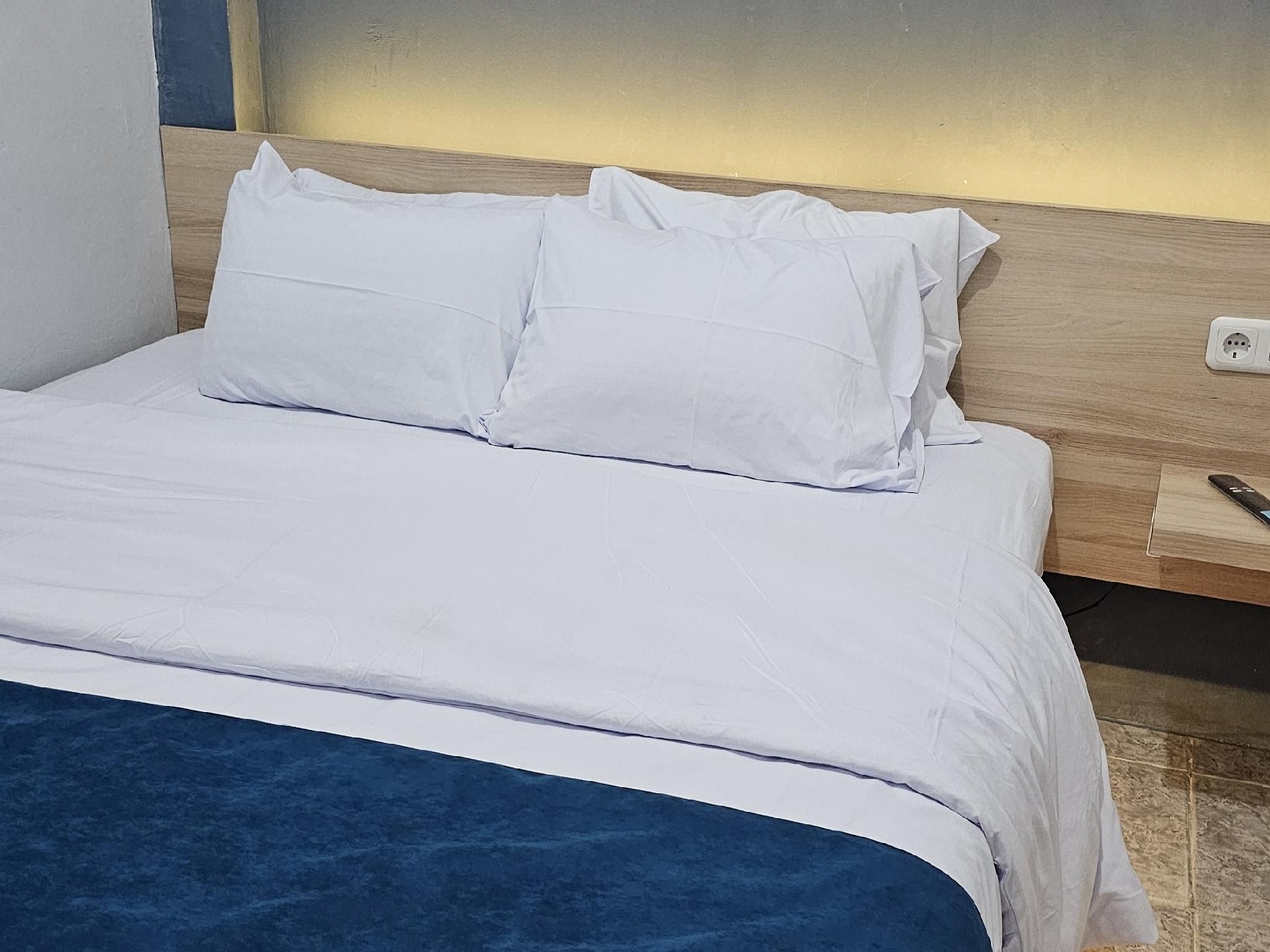 Deluxe - 1 King Bed, Corner Room