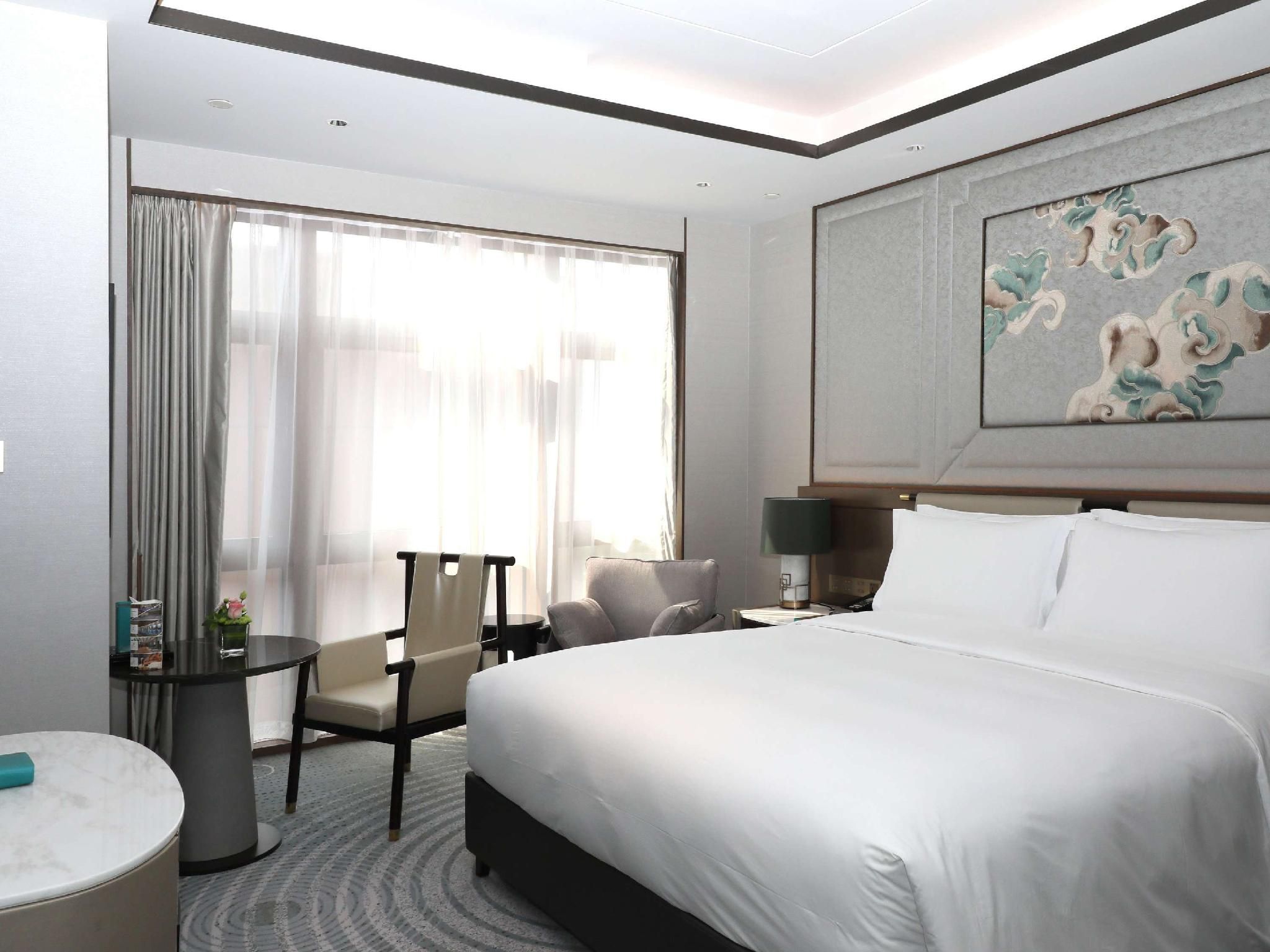 Classic Room With Club Millésime Access, One King-Size Bed