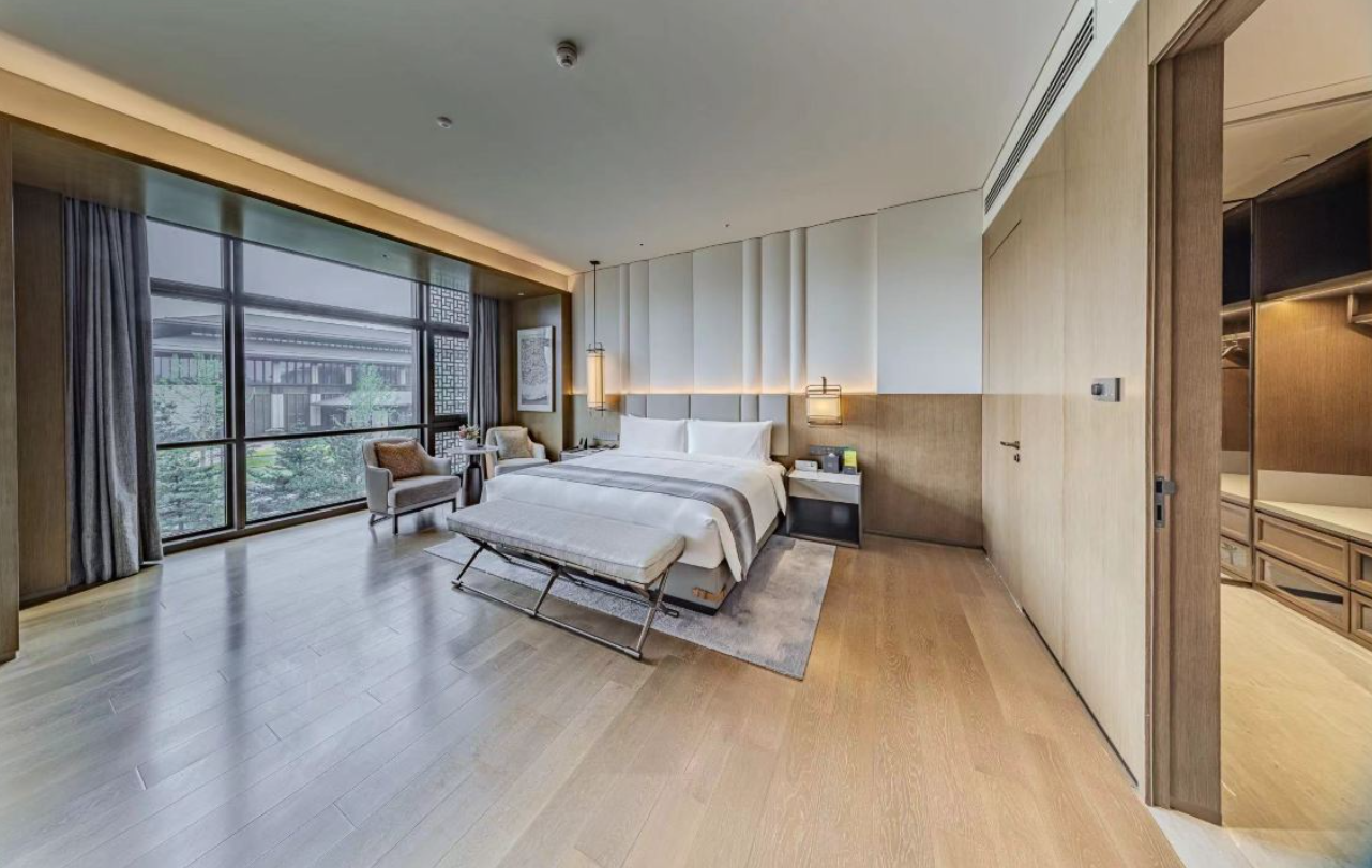 Business Suite Room