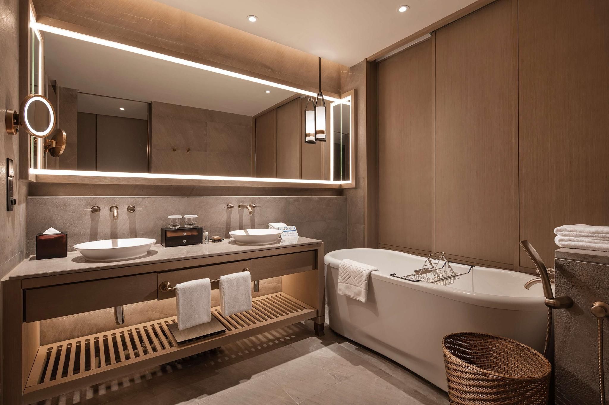 King Deluxe Lake View Room