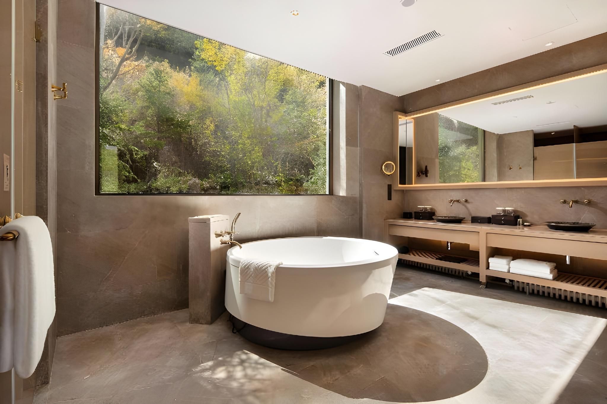 Conrad Jiuzhaigou King Deluxe Lake View Suite 3