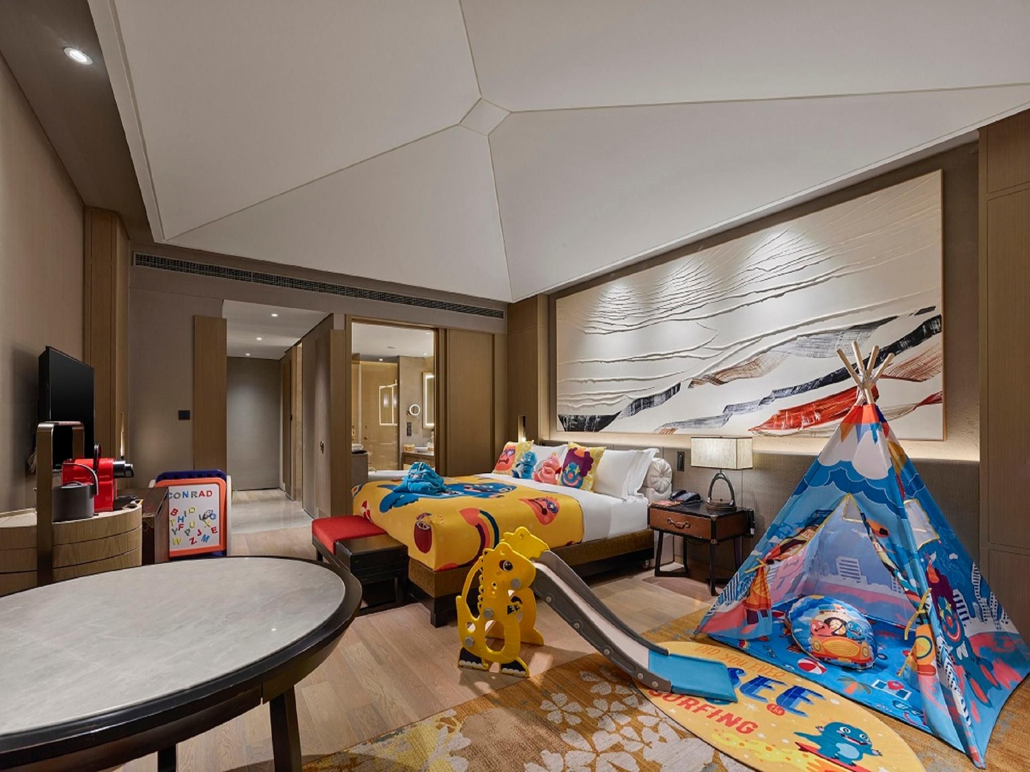 Kiki Dino Family Room