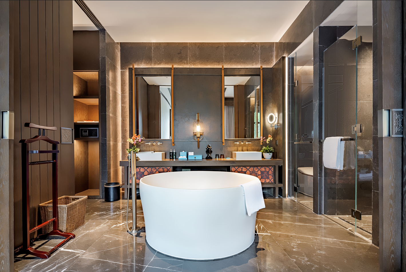1 Bedroom Suite Dining Meeting