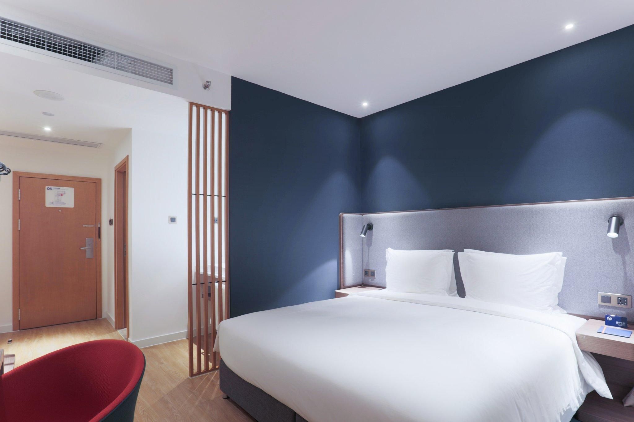 1 King Standard Windowless